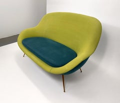 Italienischer, skulpturaler Zweisitzer von Ico Parisi aus den 1950er Jahren mit Messingbeinen