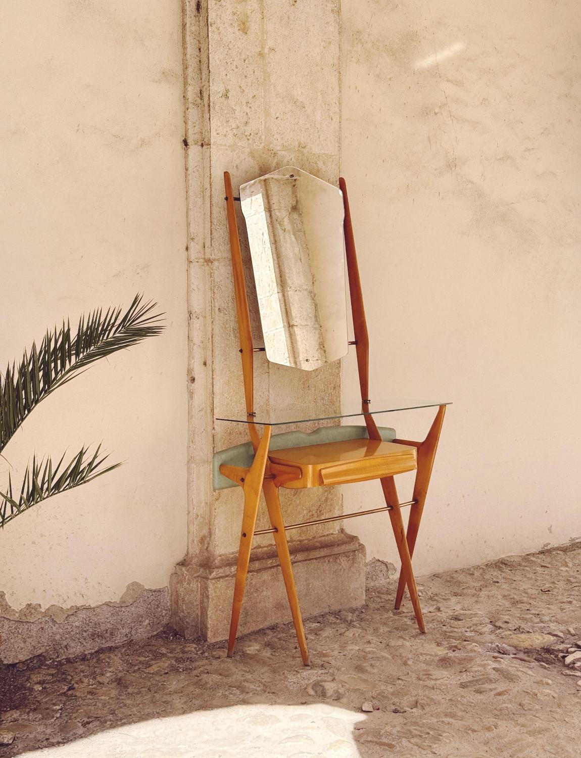 An extraordinarily elegant dressing table or vanity by Italian designer Ico Parisi. This wonderful piece of furniture has a glass dressing / console table at a height of 90cm below which sits a suspended drawer. The legs and frame are made from