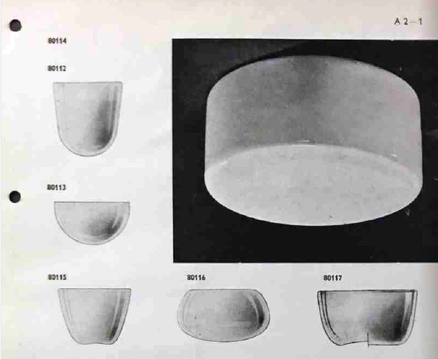 Modèle Idman #80114 des années 1950 Attribué à Paavo Tynell. Cette rare et exceptionnelle applique encastrée est exécutée en verre opalin blanc avec une plaque de plafond en métal peint en blanc. Caractéristique des designs de Tynell pour Taito à la
