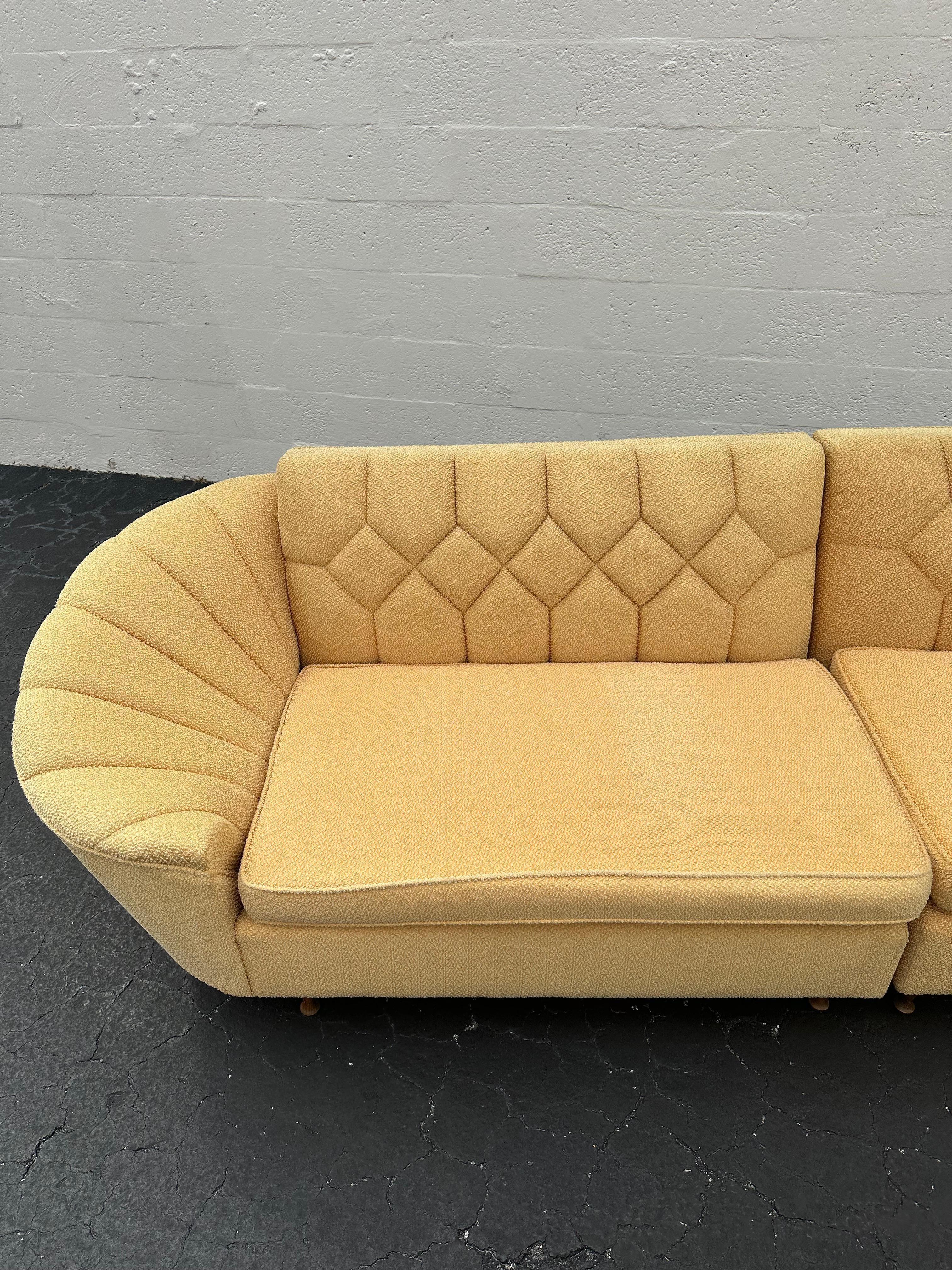 1950s Inmaculada Amarillo Boucle Estilo Acolchado Serpentina Curva Modular Seccional en venta 6