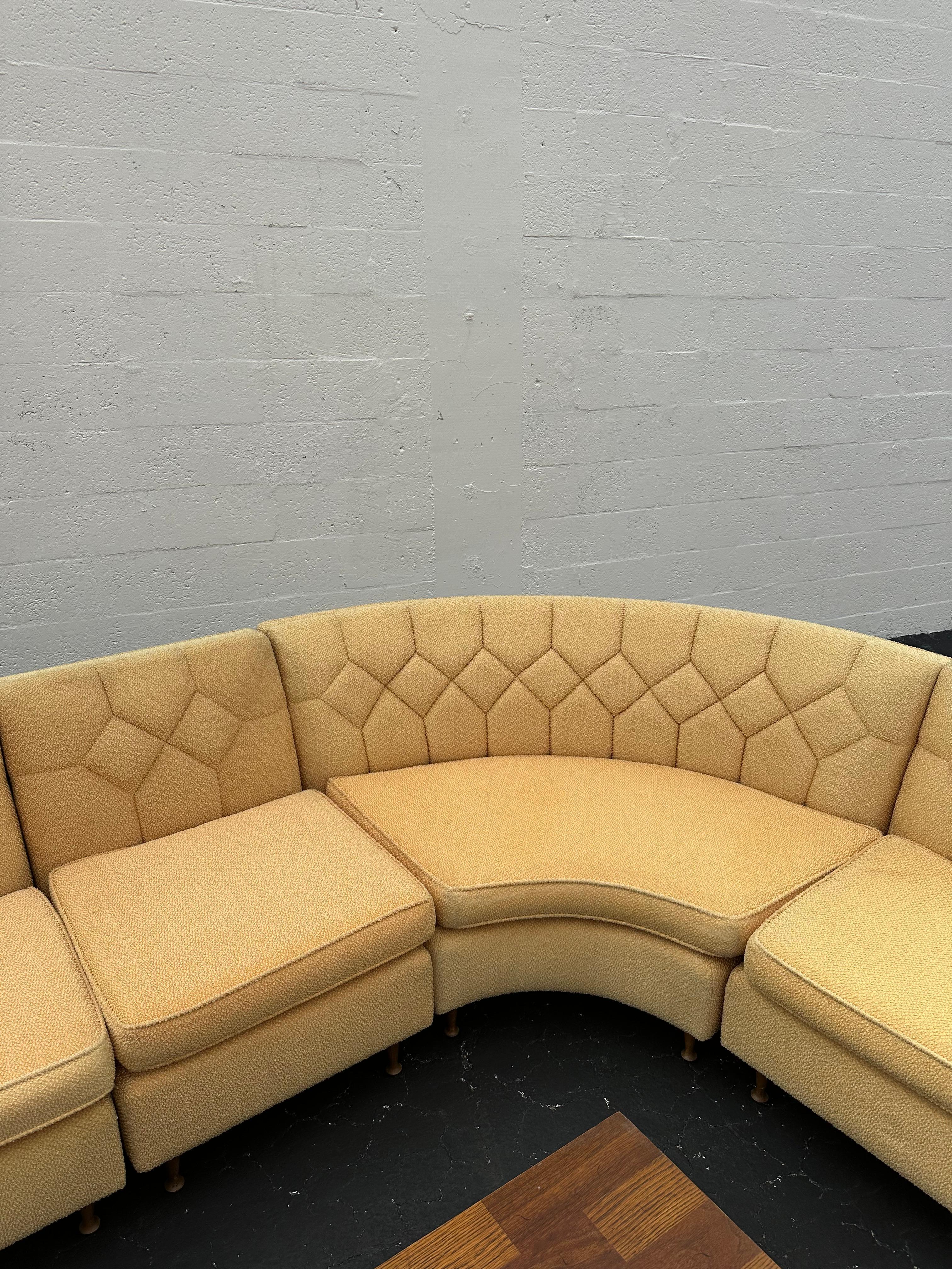 1950s Inmaculada Amarillo Boucle Estilo Acolchado Serpentina Curva Modular Seccional en venta 7