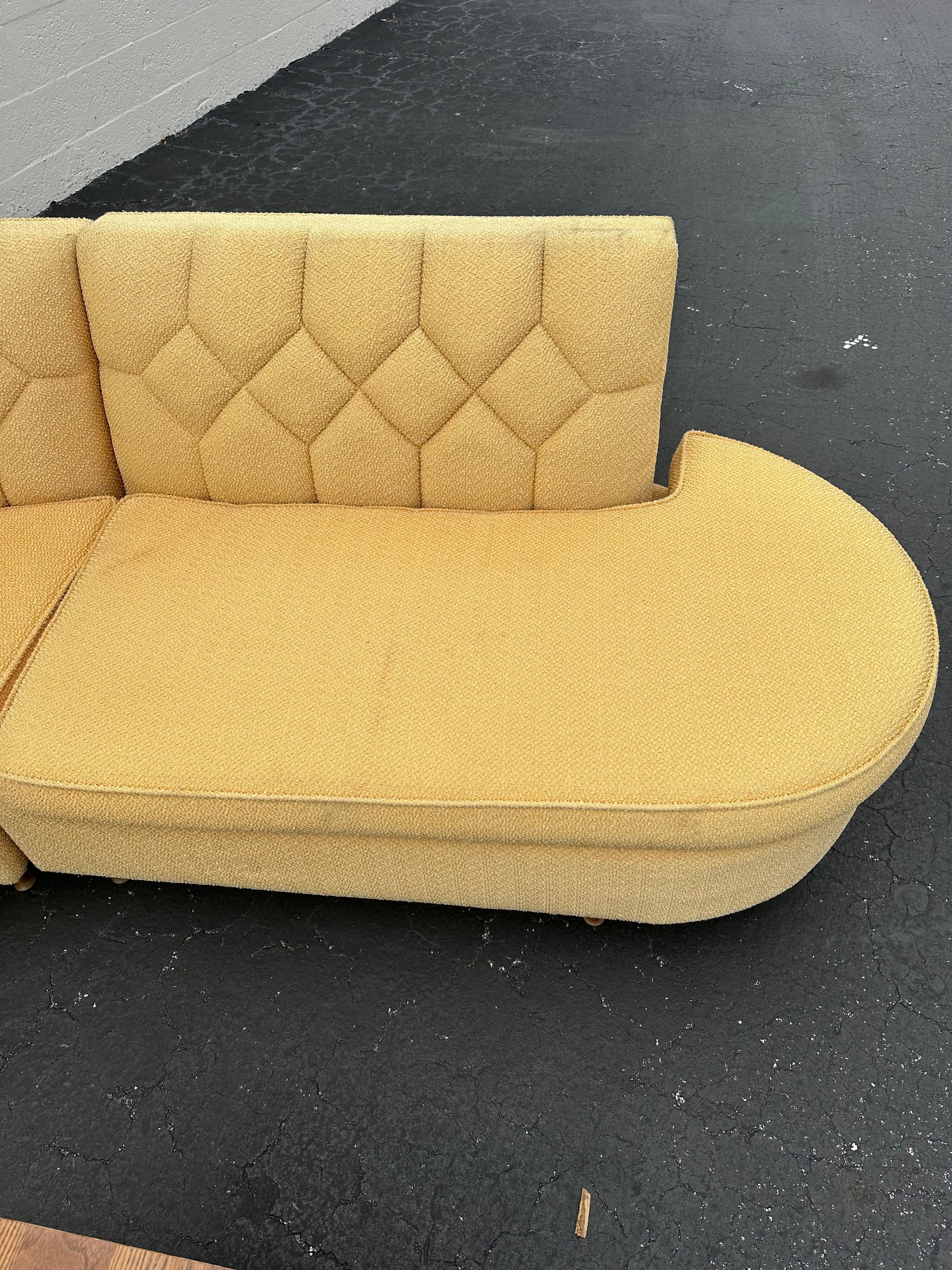 1950s Inmaculada Amarillo Boucle Estilo Acolchado Serpentina Curva Modular Seccional en venta 8