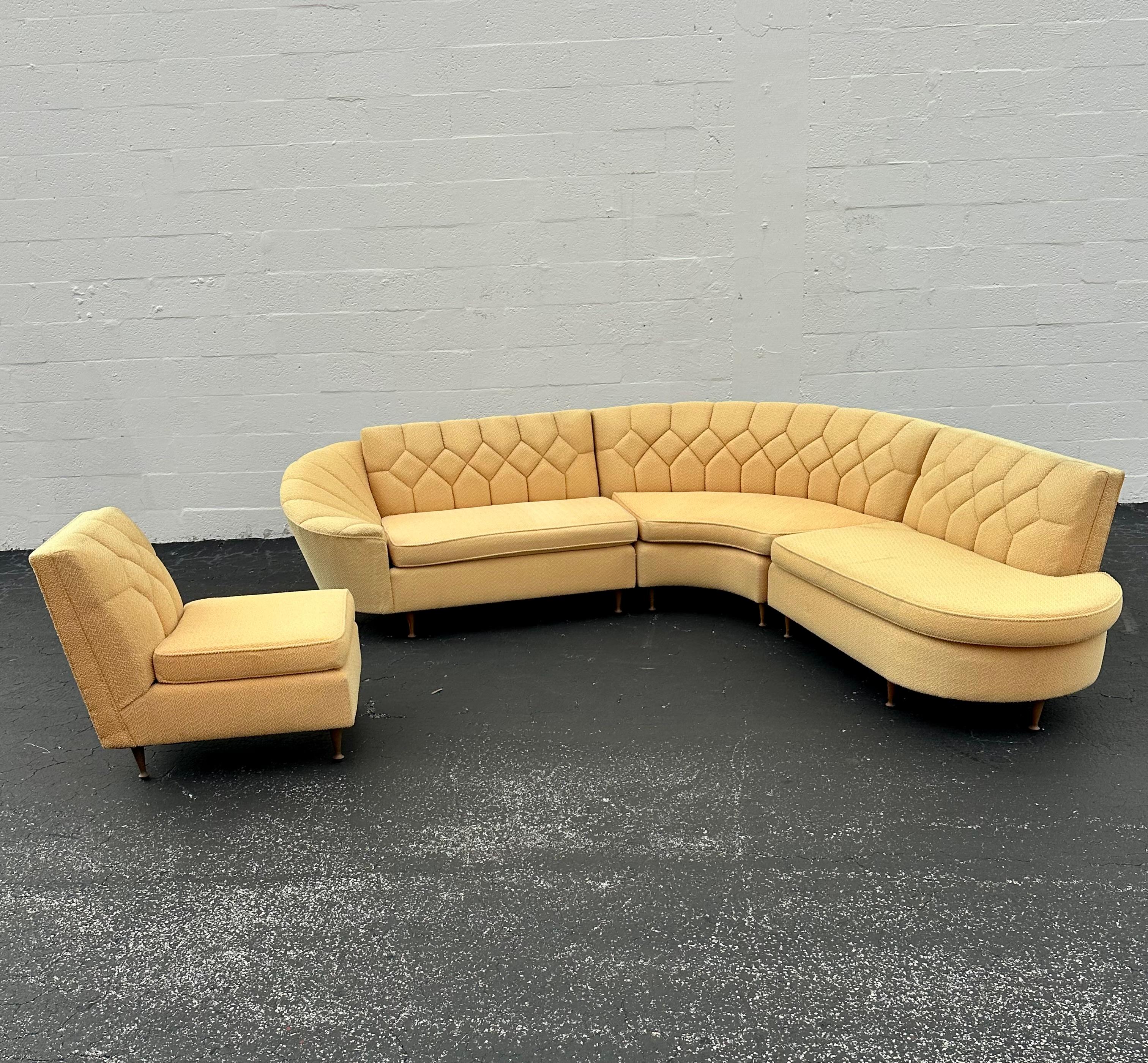 1950s Inmaculada Amarillo Boucle Estilo Acolchado Serpentina Curva Modular Seccional en venta 3