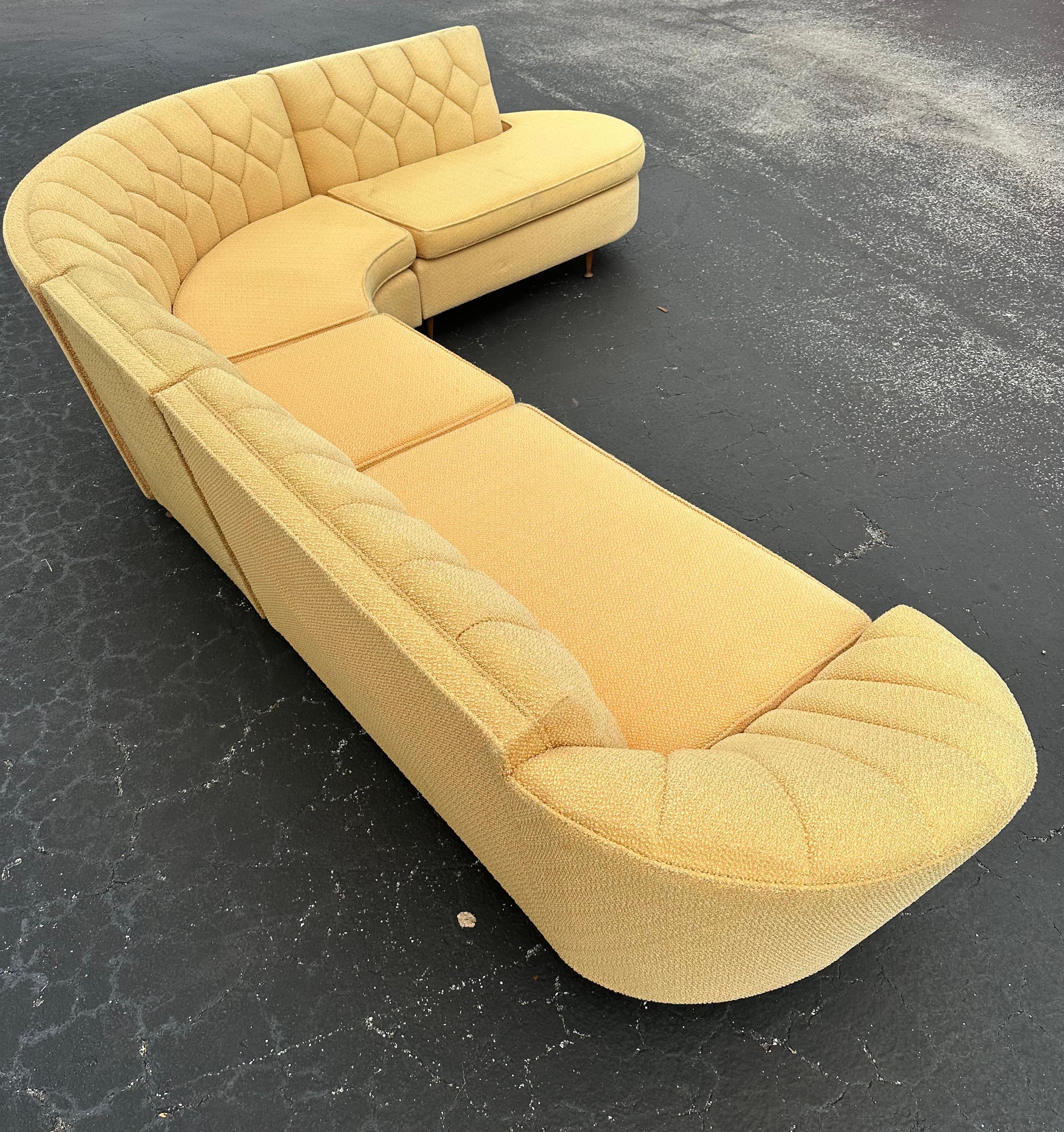 1950s Inmaculada Amarillo Boucle Estilo Acolchado Serpentina Curva Modular Seccional en venta 4