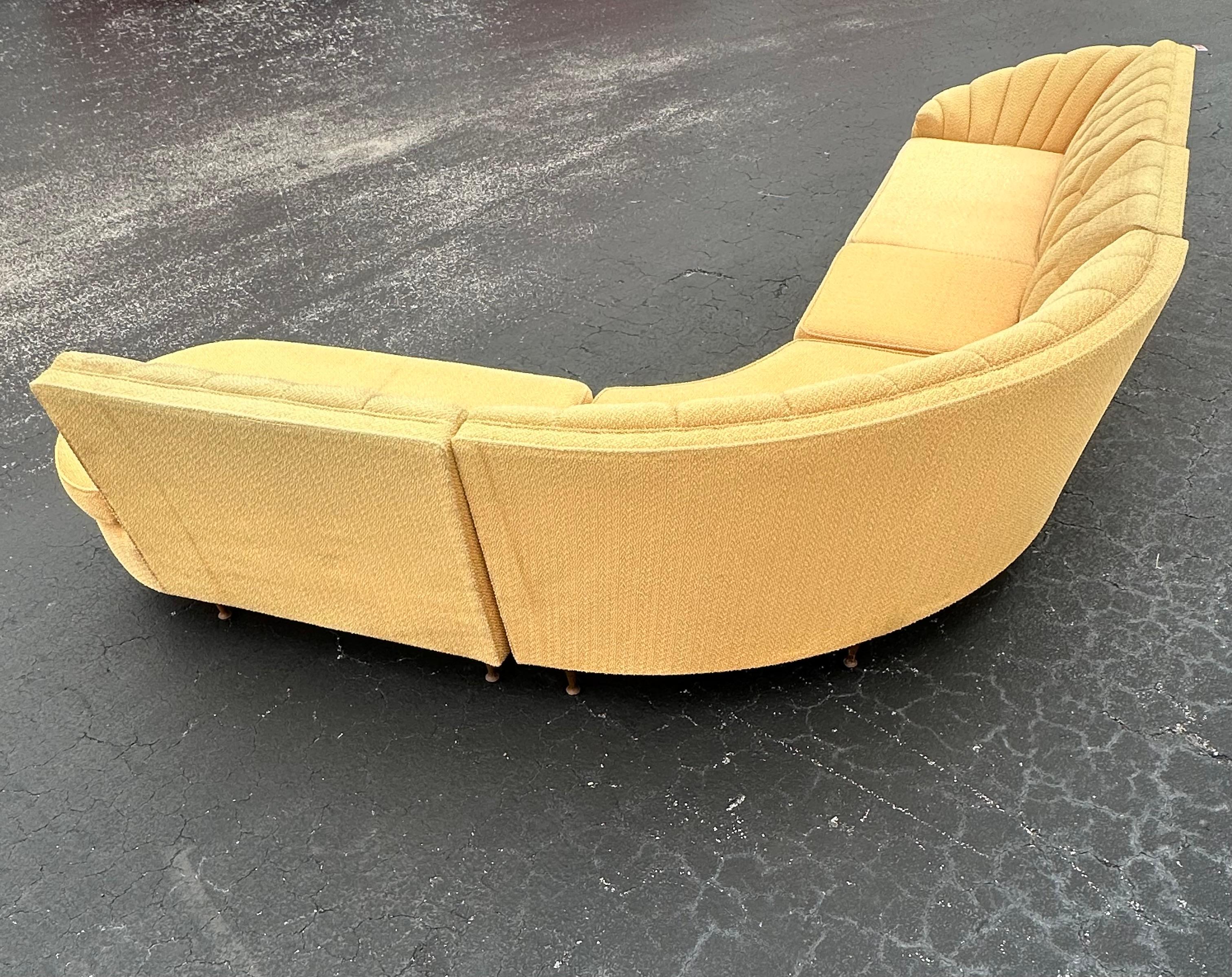 1950s Inmaculada Amarillo Boucle Estilo Acolchado Serpentina Curva Modular Seccional en venta 5