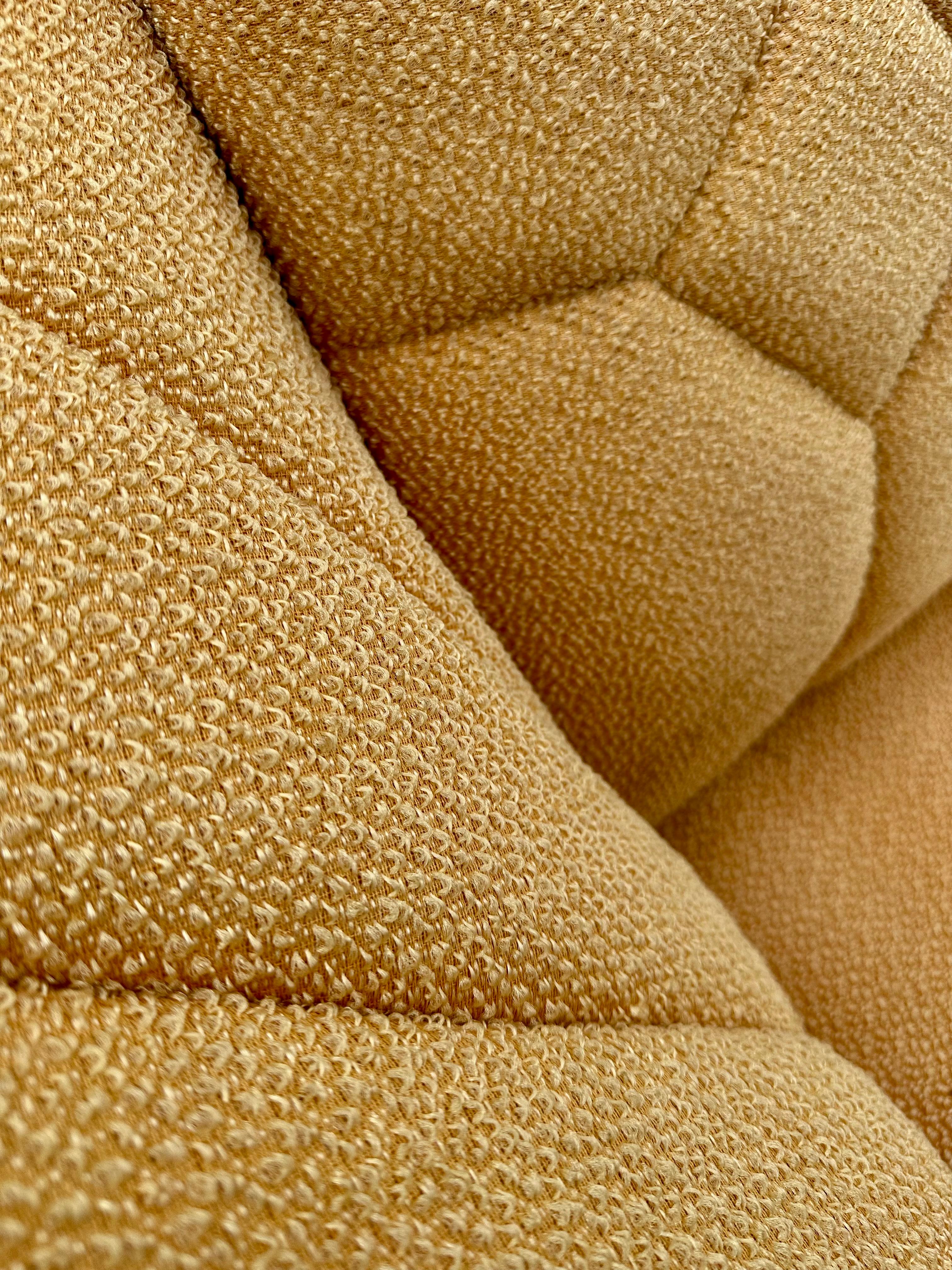 1950s Inmaculada Amarillo Boucle Estilo Acolchado Serpentina Curva Modular Seccional en venta 10