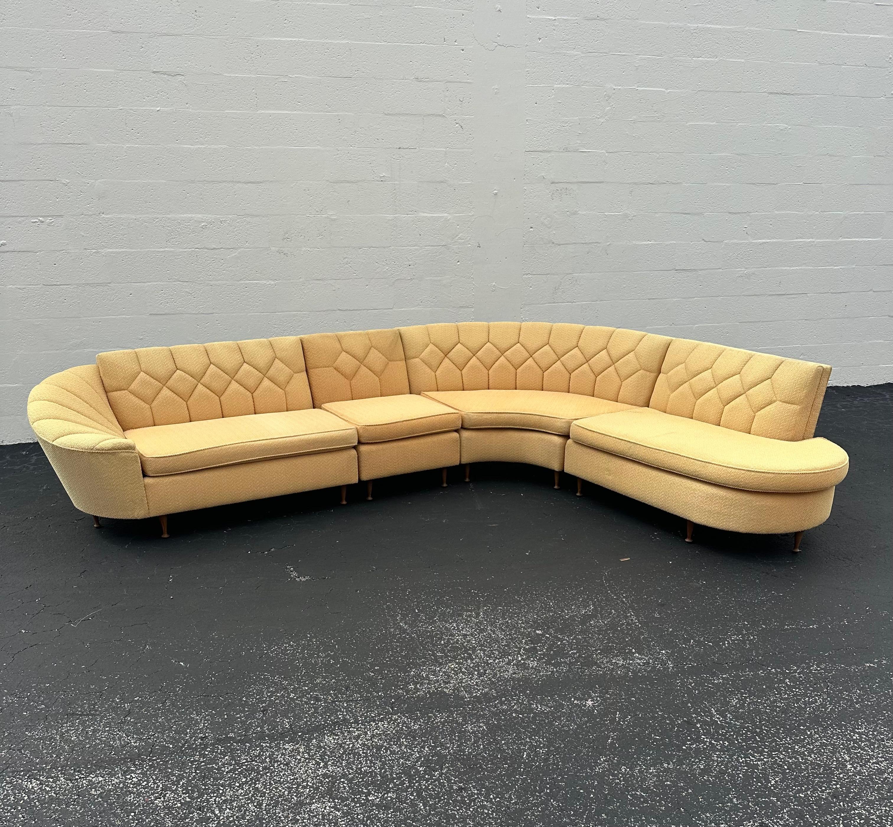 1950s Inmaculada Amarillo Boucle Estilo Acolchado Serpentina Curva Modular Seccional en venta 11