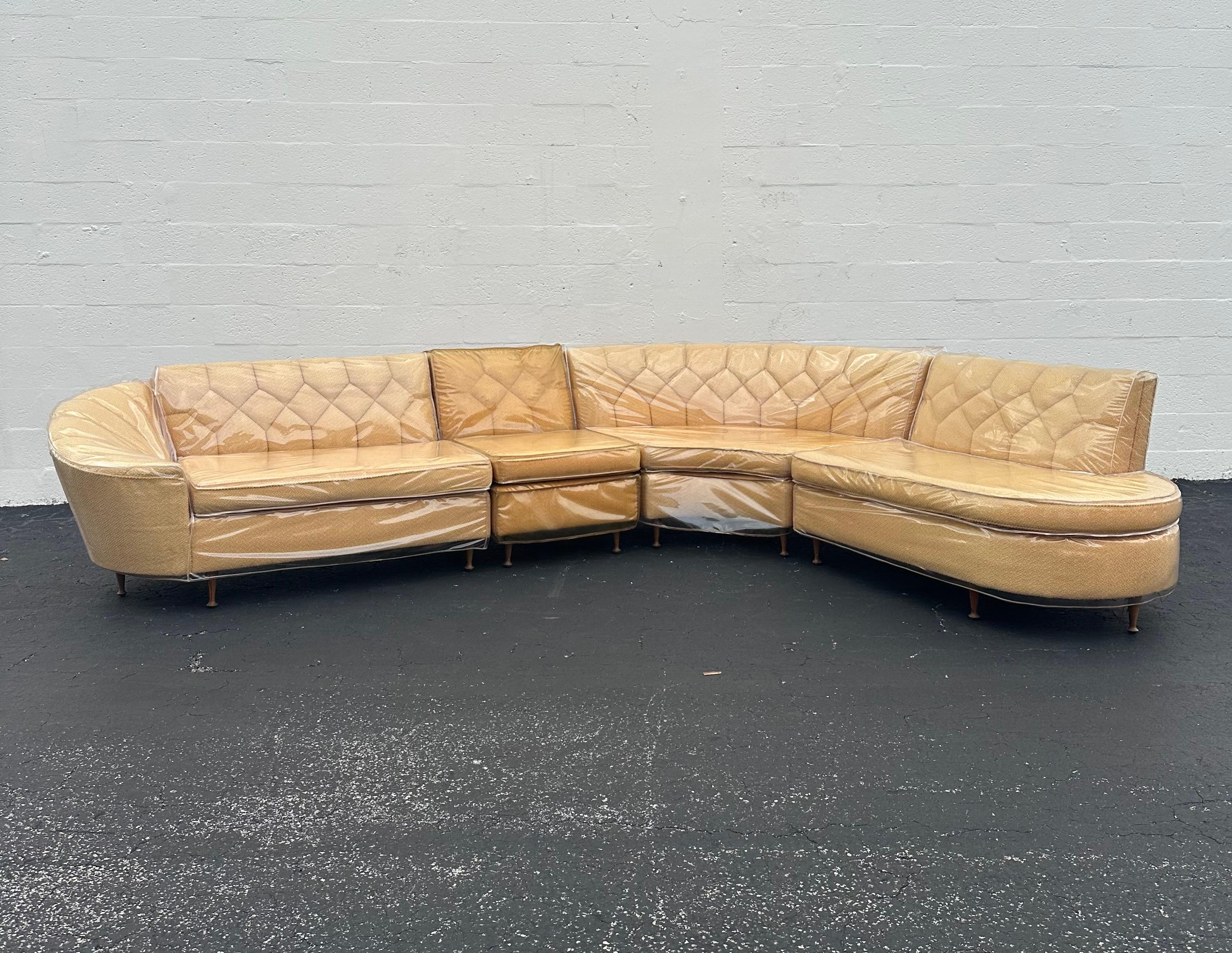 1950s Inmaculada Amarillo Boucle Estilo Acolchado Serpentina Curva Modular Seccional en venta 12