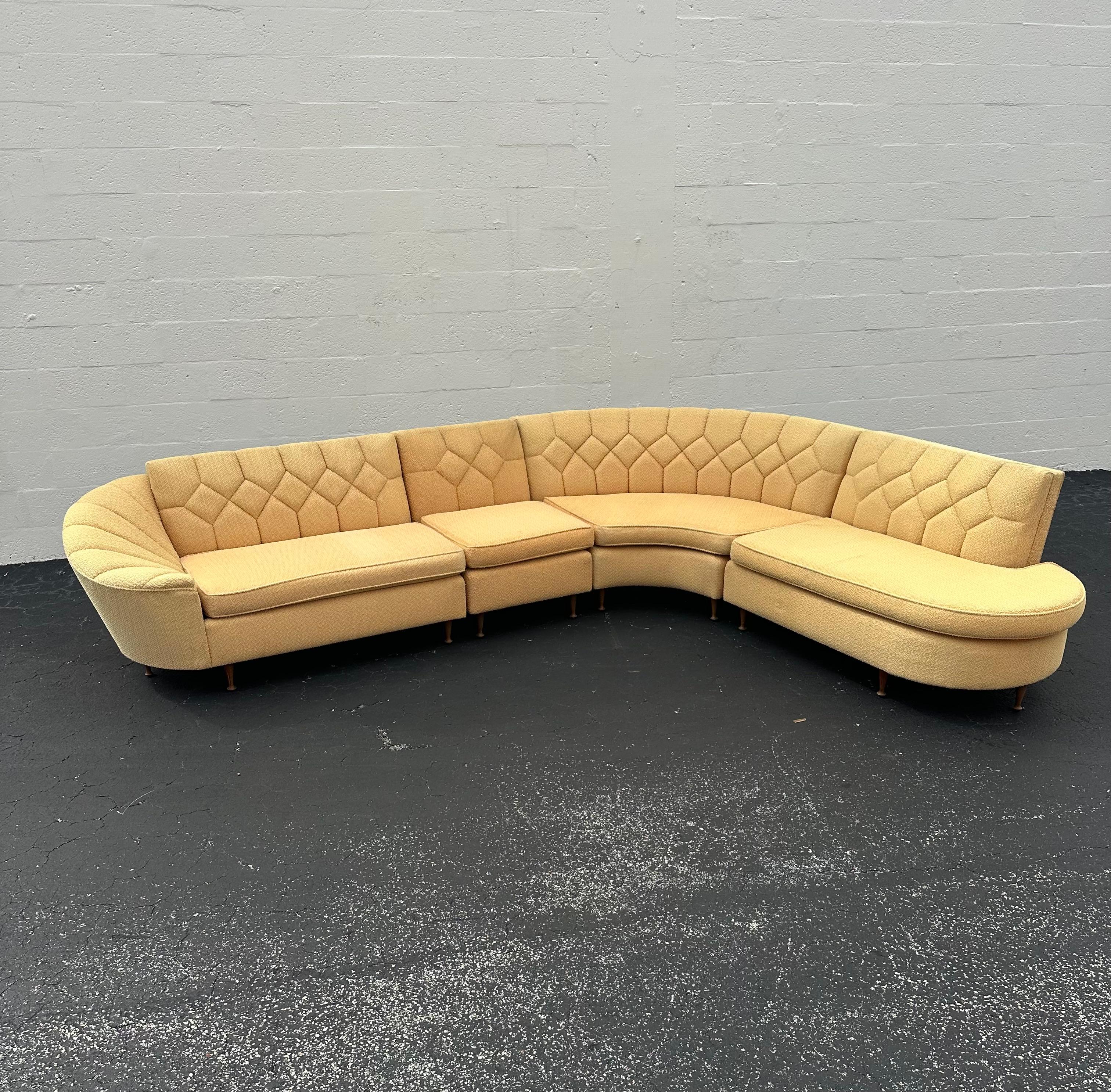 Transpórtate a los elegantes y sofisticados años 50 con este exquisito sofá seccional modular, de lujoso tapizado amarillo estilo boucle. Al estilo de Adrian Pearsall. Este seccional ultra raro desprende un aire de lujo y refinamiento. El diseño es