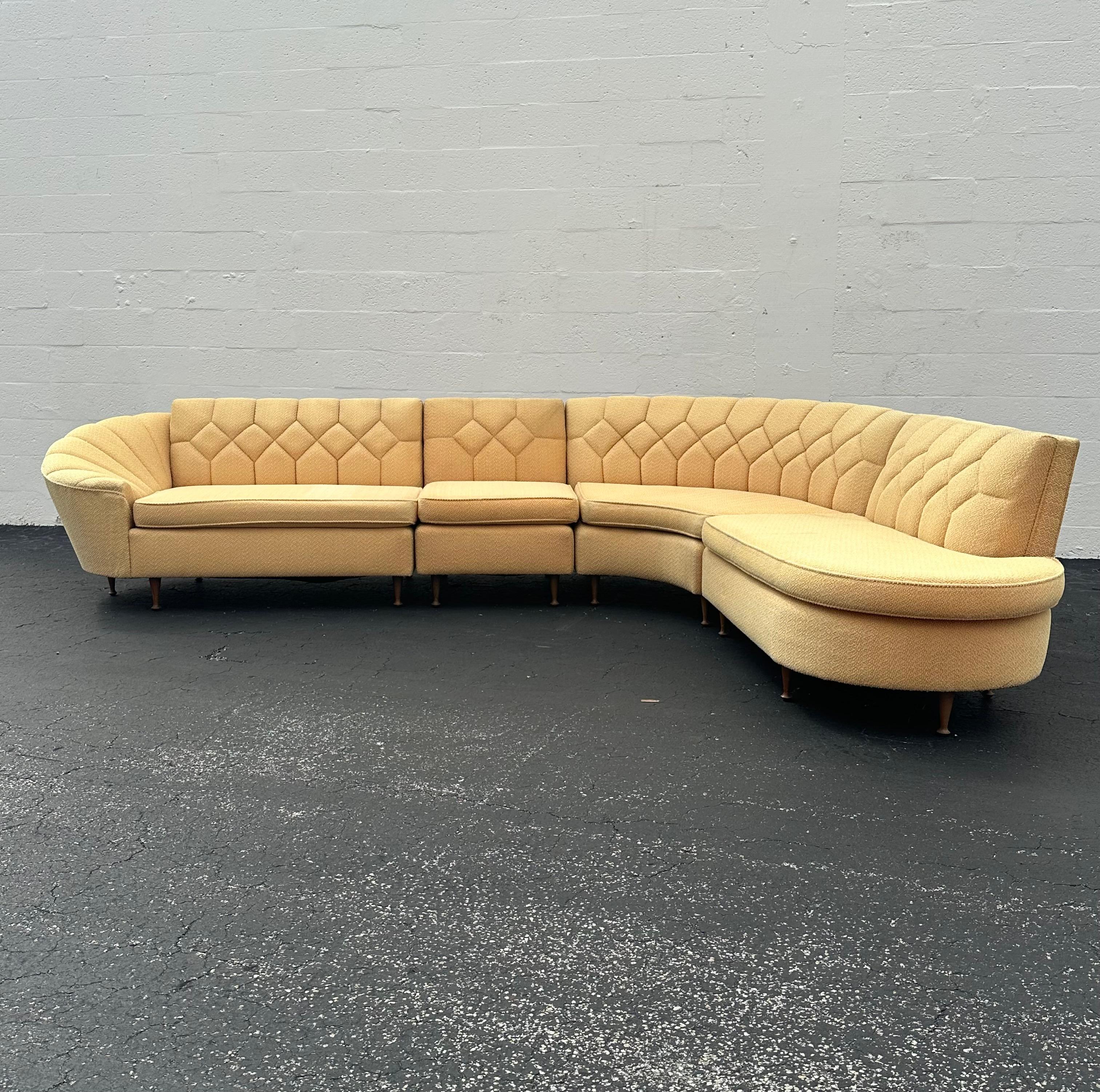 1950s Inmaculada Amarillo Boucle Estilo Acolchado Serpentina Curva Modular Seccional Estadounidense en venta