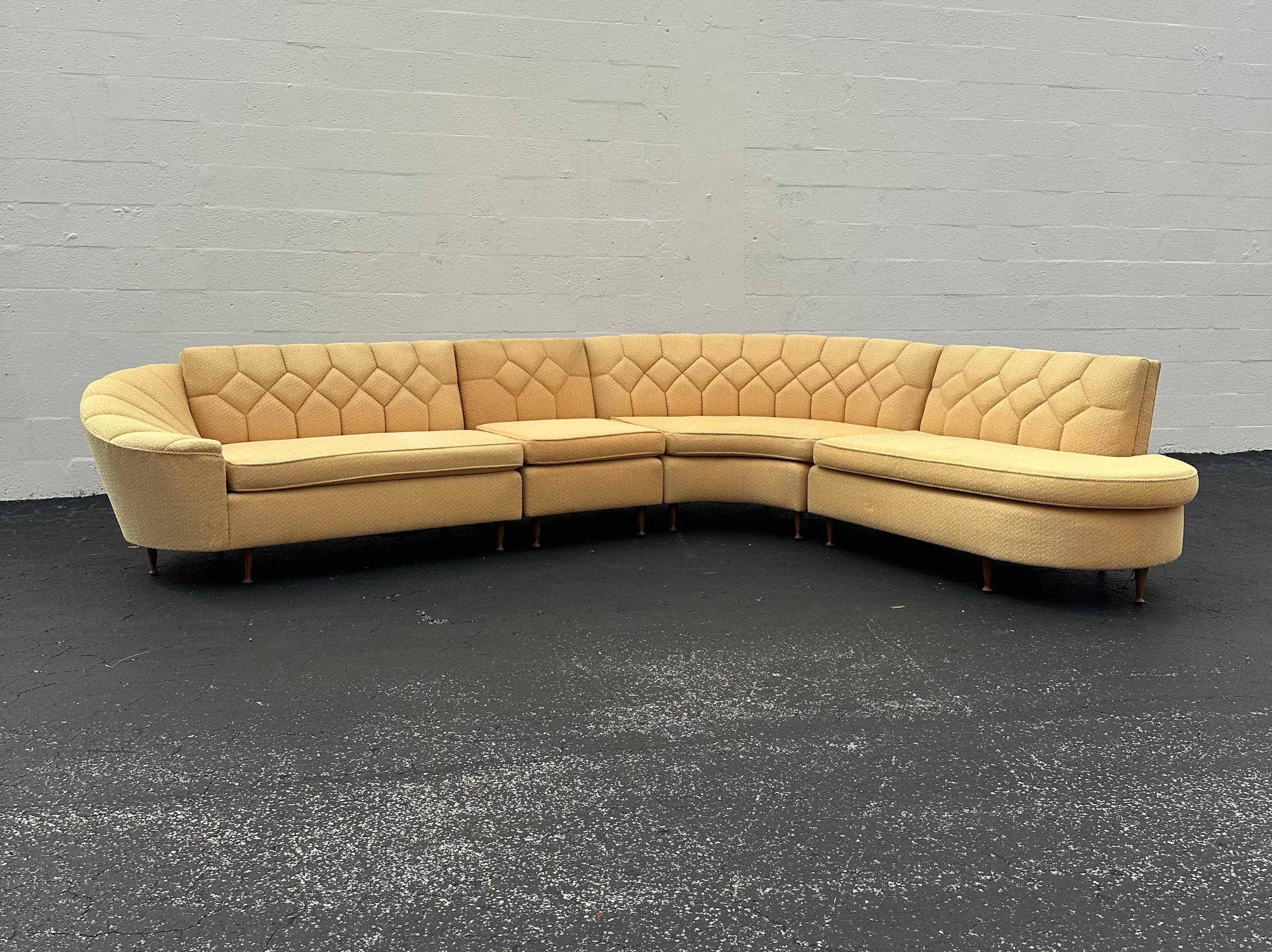 1950s Inmaculada Amarillo Boucle Estilo Acolchado Serpentina Curva Modular Seccional en Bueno estado para la venta en Fort Lauderdale, FL