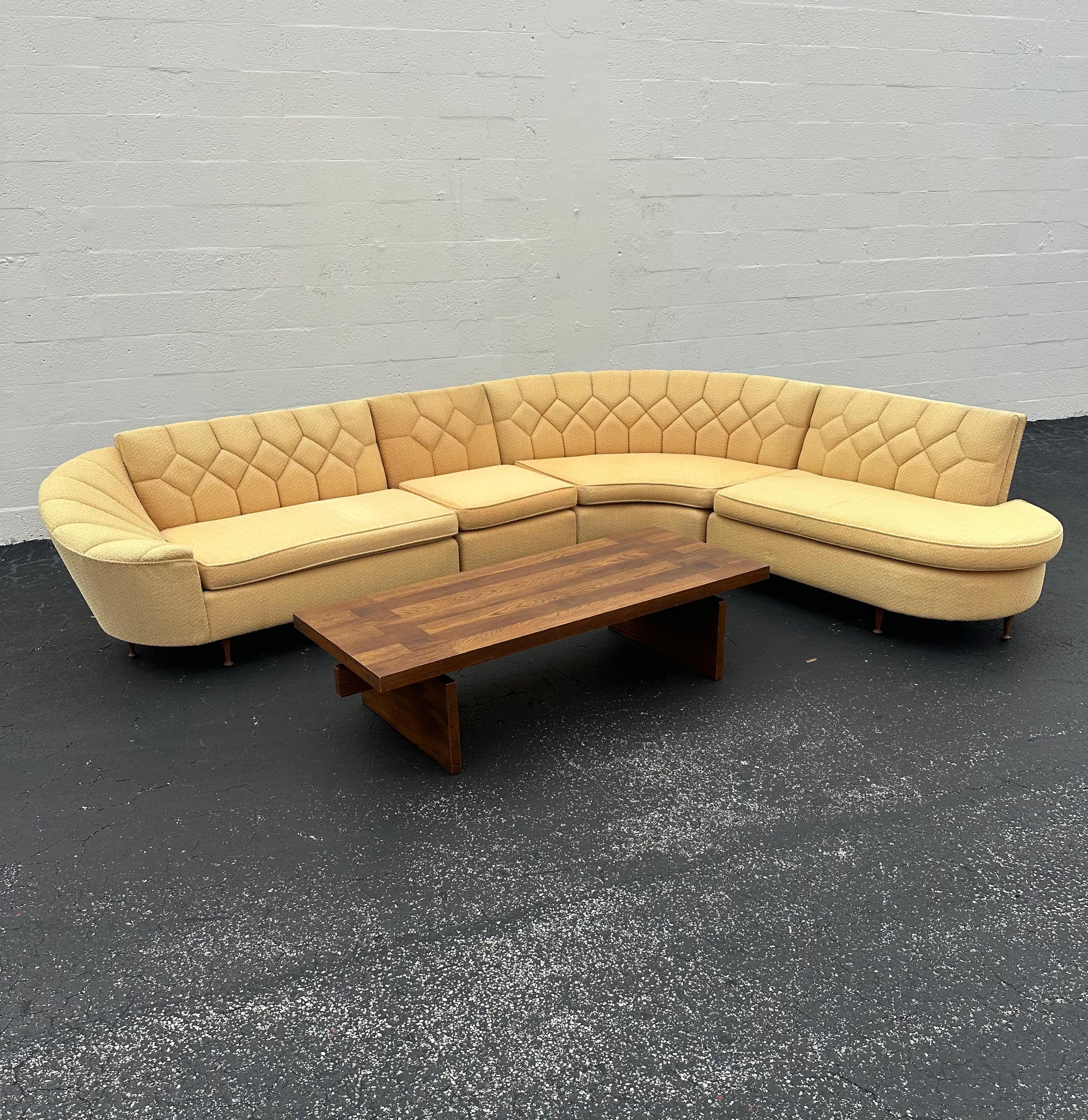 1950s Inmaculada Amarillo Boucle Estilo Acolchado Serpentina Curva Modular Seccional mediados del siglo XX en venta