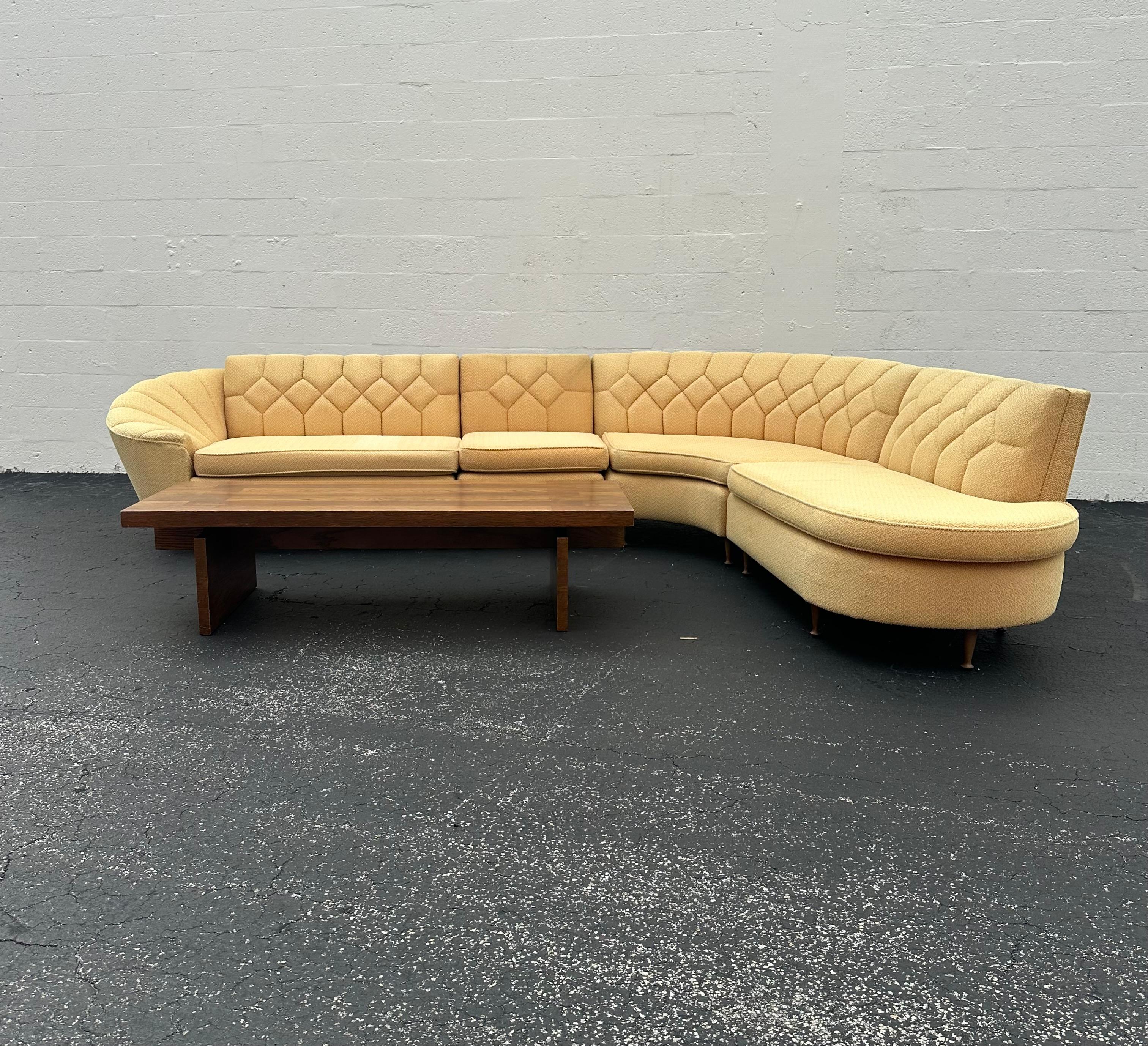 1950s Inmaculada Amarillo Boucle Estilo Acolchado Serpentina Curva Modular Seccional Tapicería en venta
