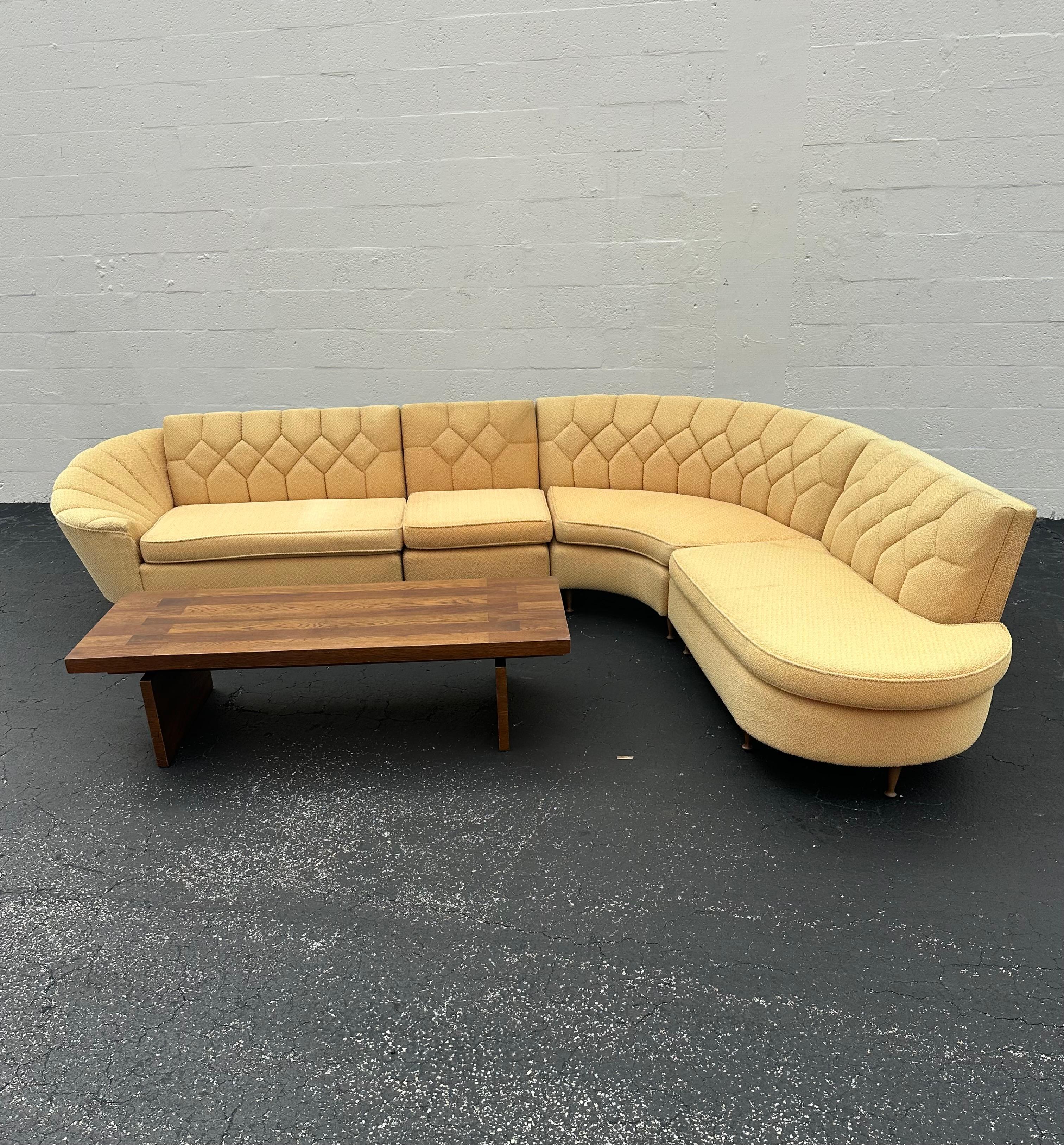 1950s Inmaculada Amarillo Boucle Estilo Acolchado Serpentina Curva Modular Seccional en venta 1