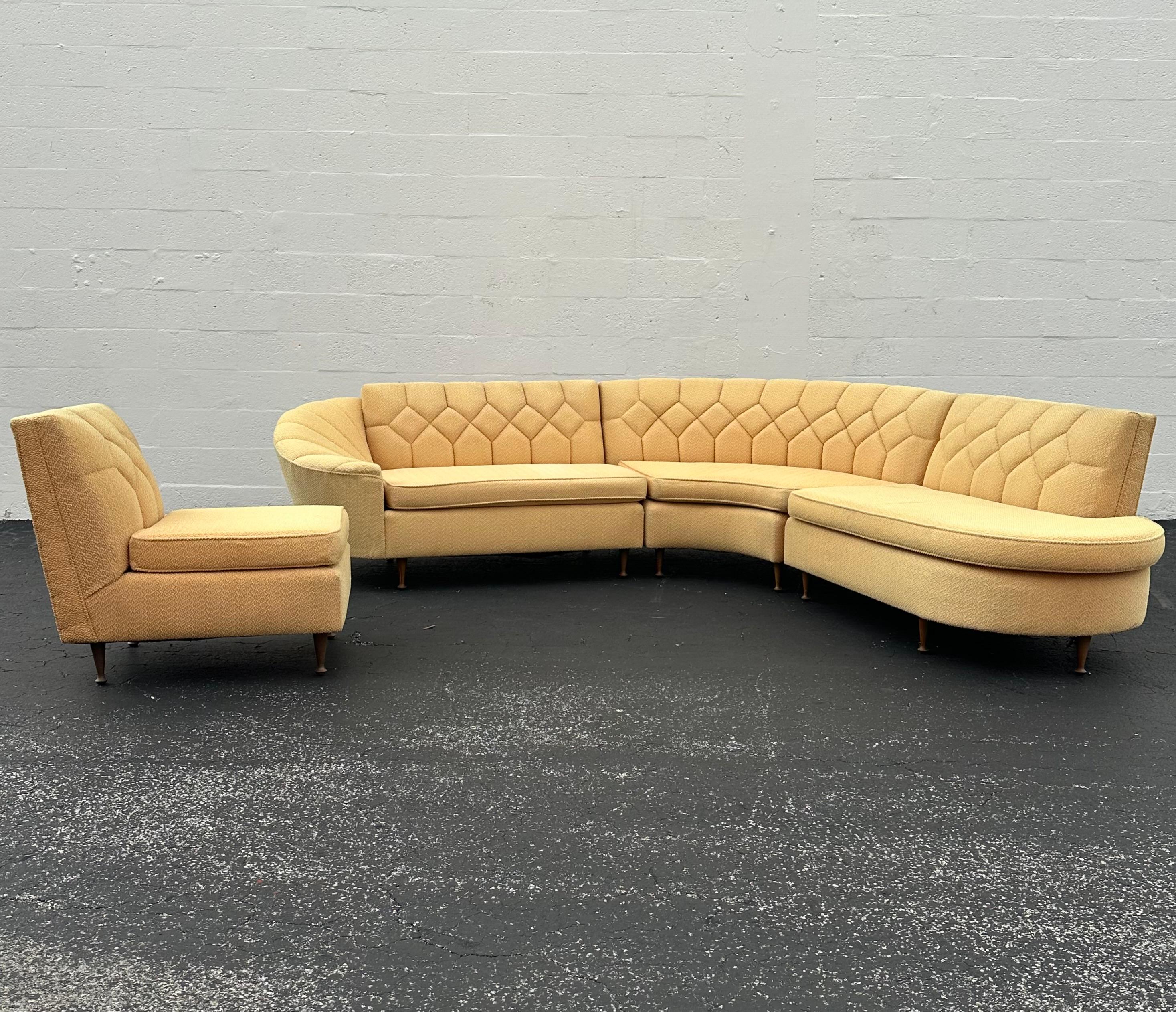 1950s Inmaculada Amarillo Boucle Estilo Acolchado Serpentina Curva Modular Seccional en venta 2