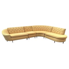 Sectionnelle modulaire immaculée des années 1950, style bouclier jaune, serpentine matelassée et courbée