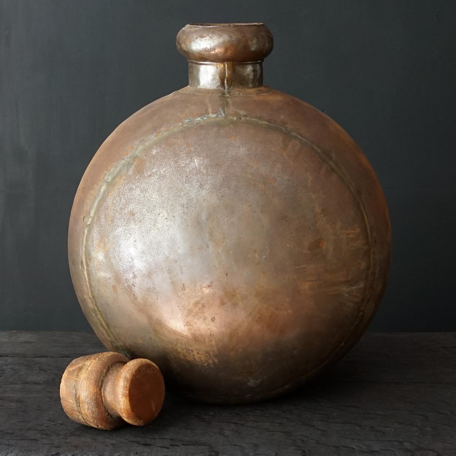 1950s Indian Hand-Hammered Large Metal Water Jug or Bottle with Wooden Cork In Good Condition For Sale In Haarlem, NL