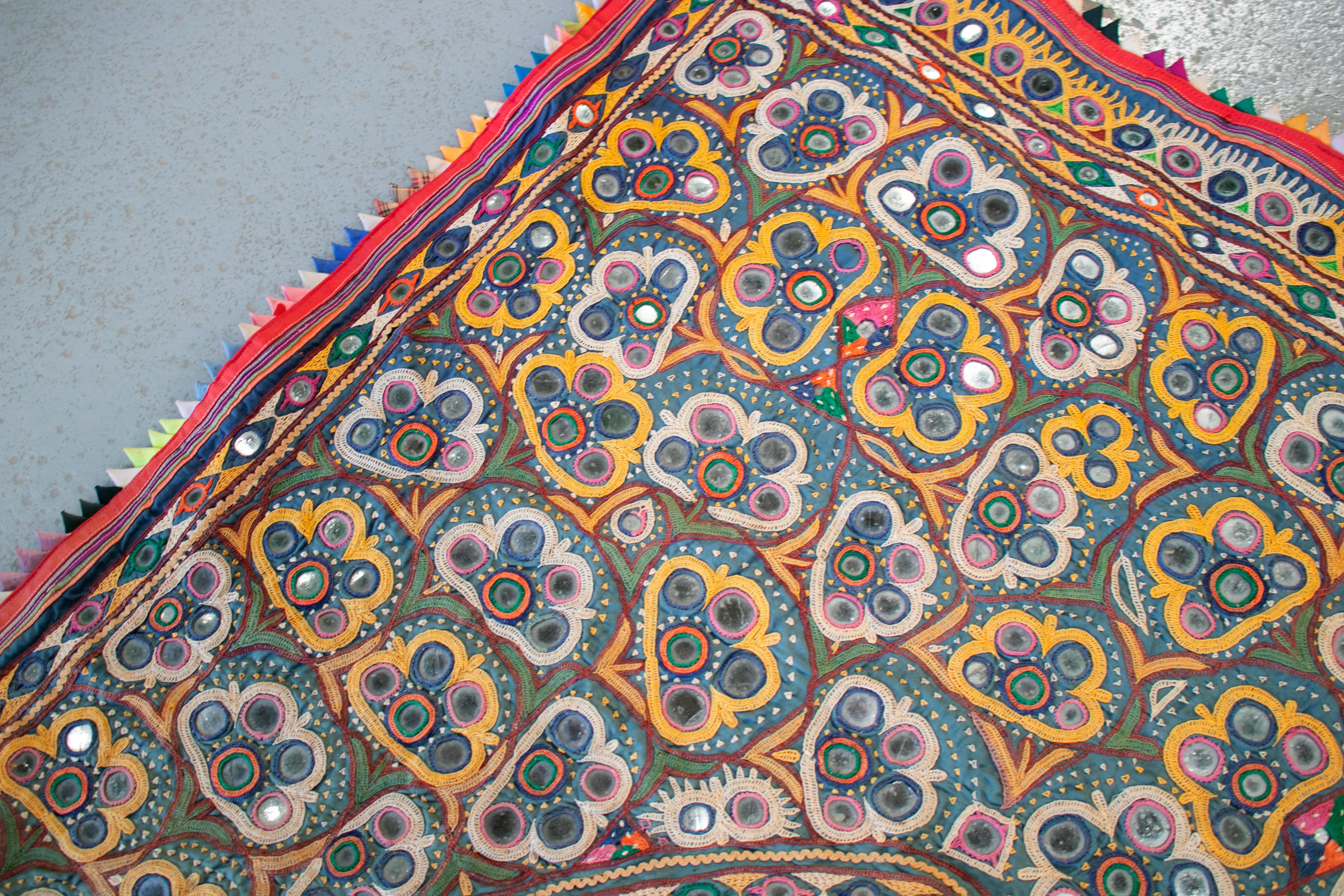 1950er Jahre indische handgenähte Seiden-Patchwork-Hochzeitsdekoration mit leuchtenden Farben im Angebot 5