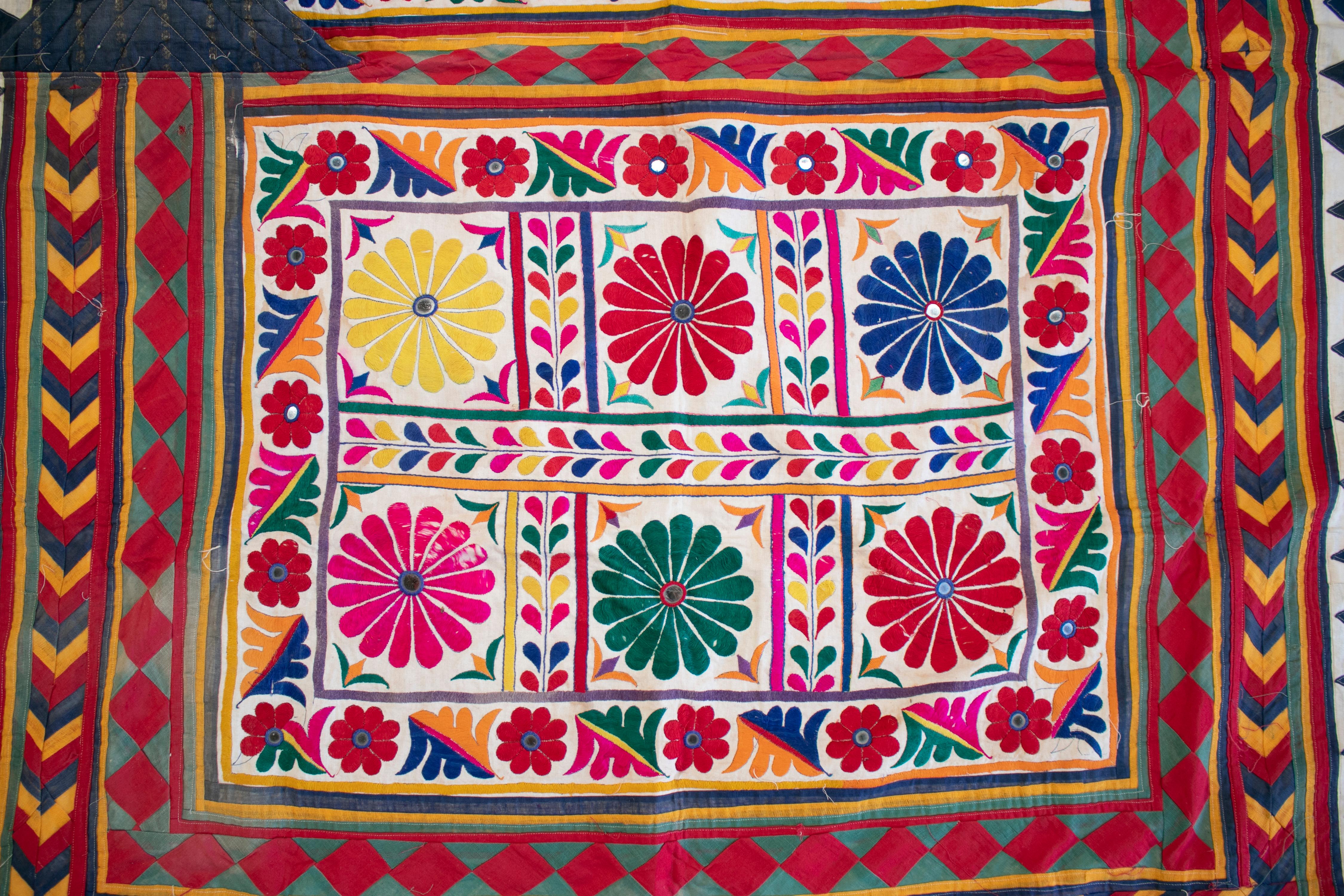 1950er Jahre indische handgenähte Seiden-Hochzeitsdekorationen mit leuchtenden Farben im Angebot 8