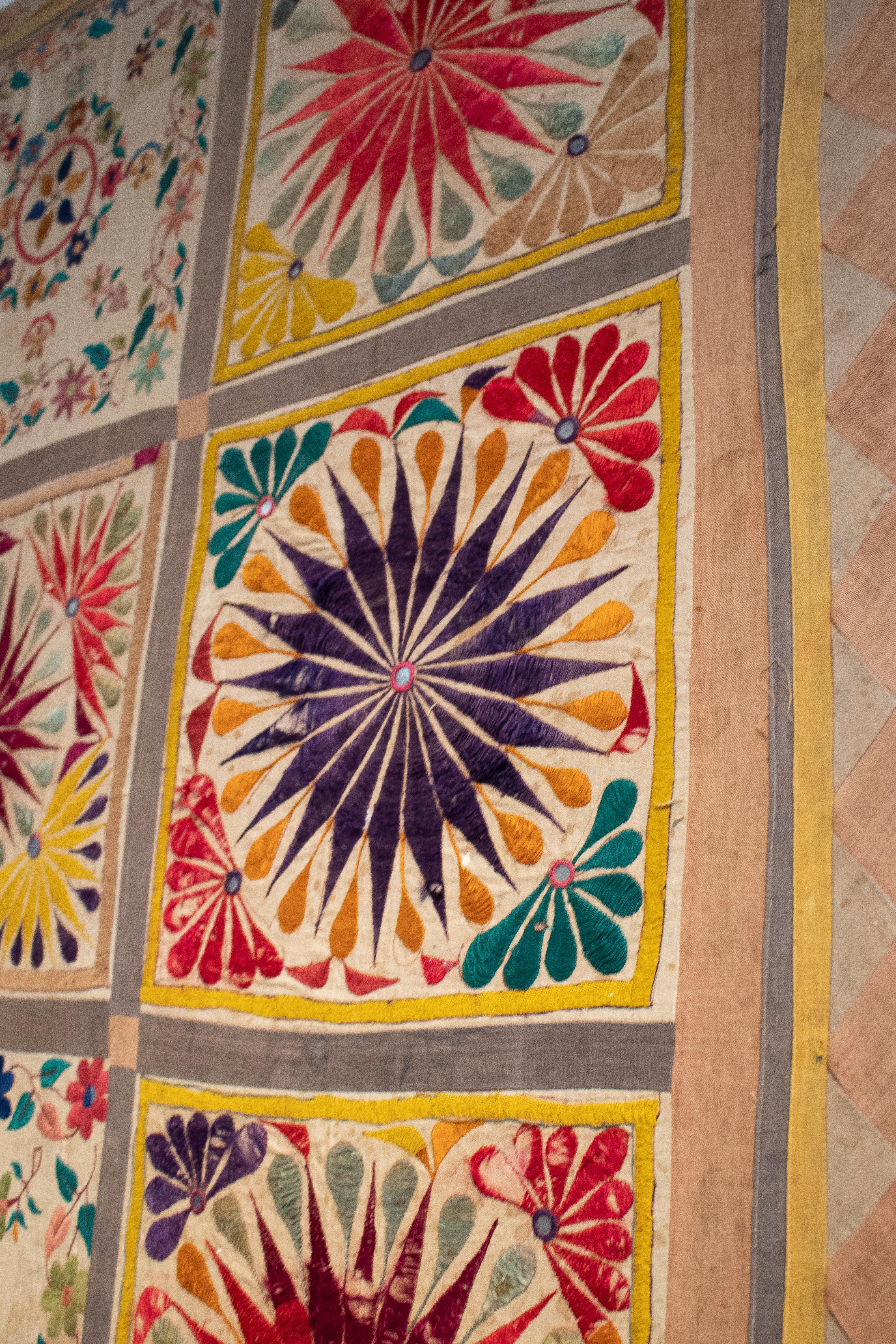 Indische handgewebte Wandteppichdecke aus den 1950er Jahren im Angebot 6