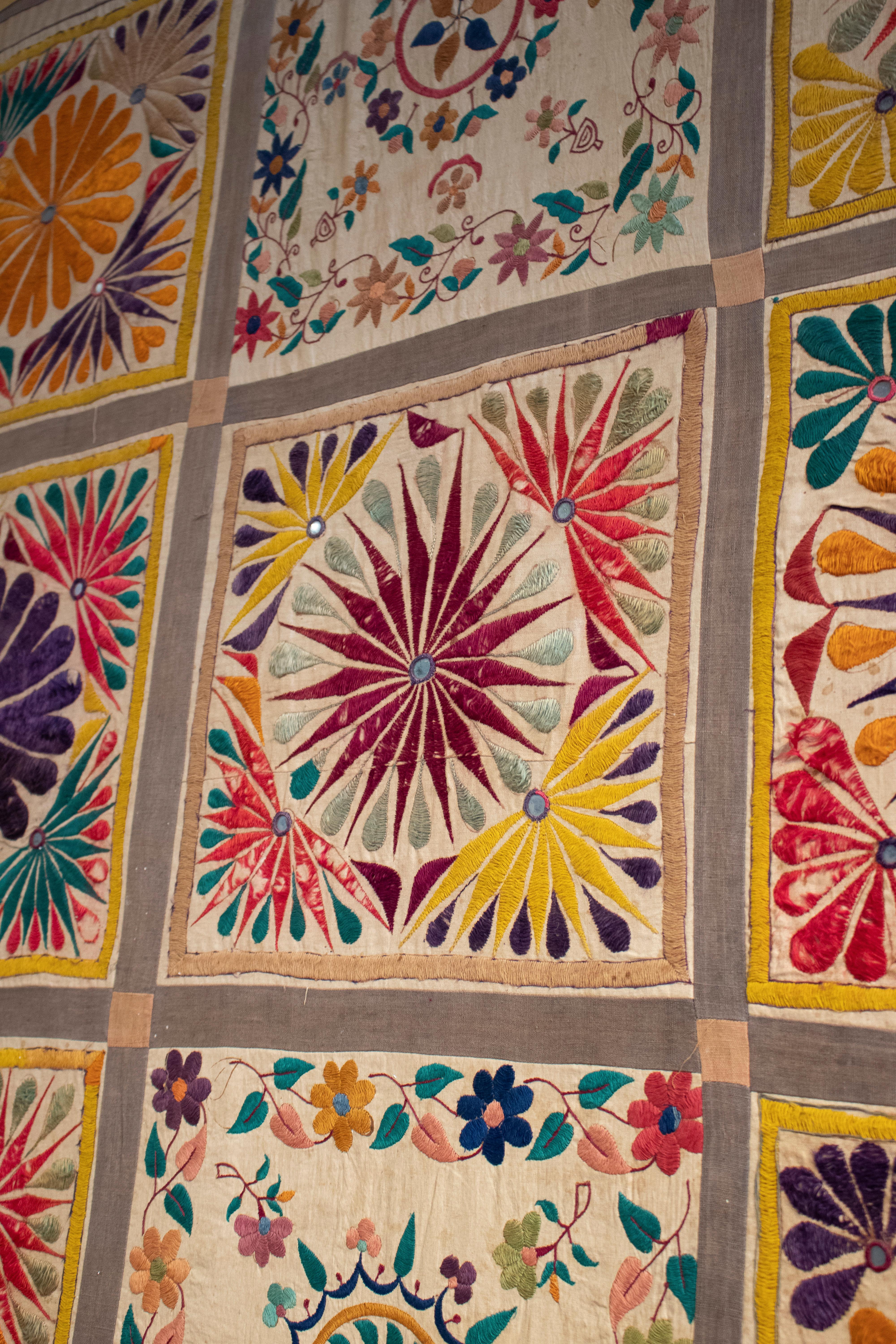 Indische handgewebte Wandteppichdecke aus den 1950er Jahren im Angebot 10