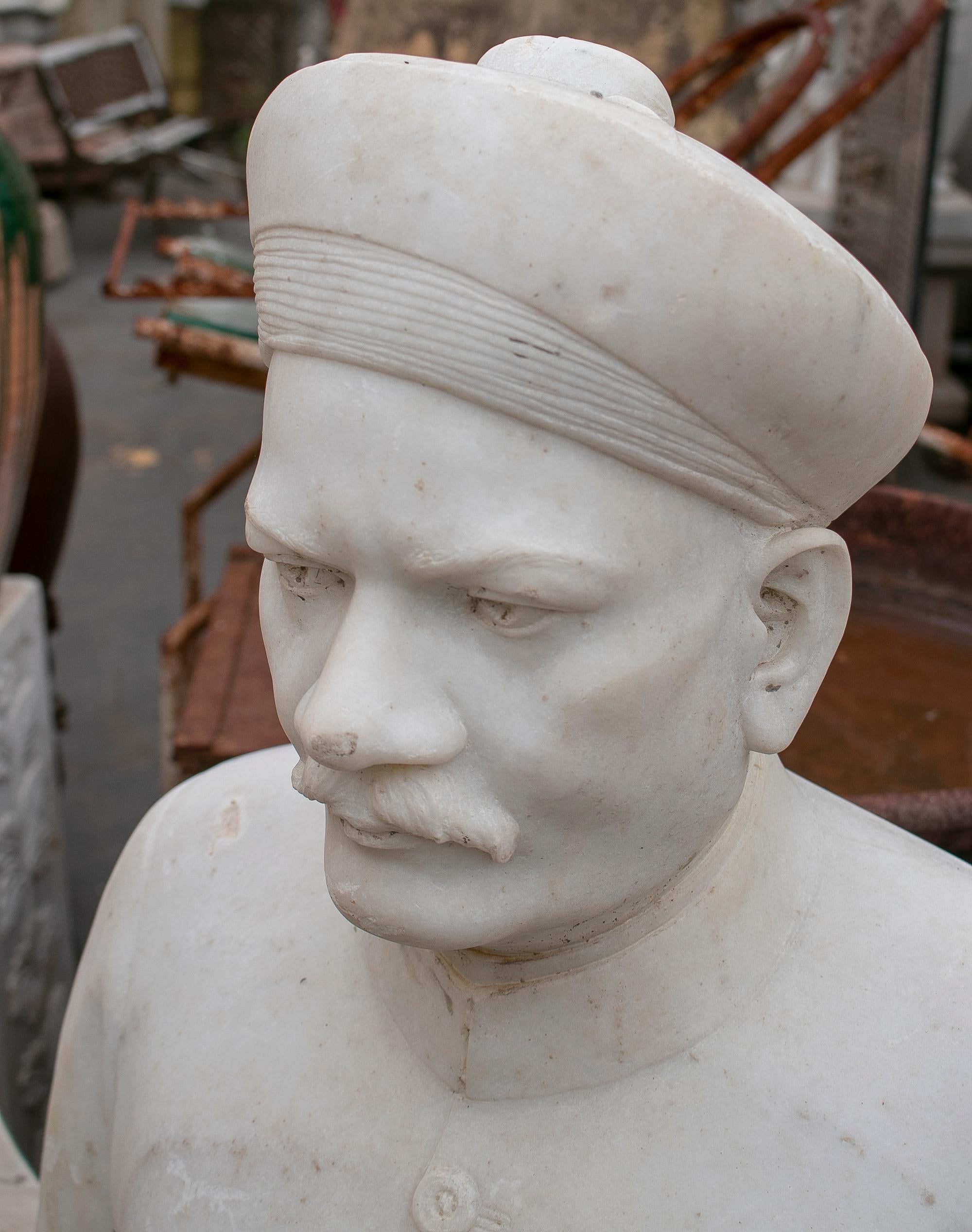 Sculpté à la main Buste d'un noble en marbre blanc indien des années 1950 avec chapeau en vente