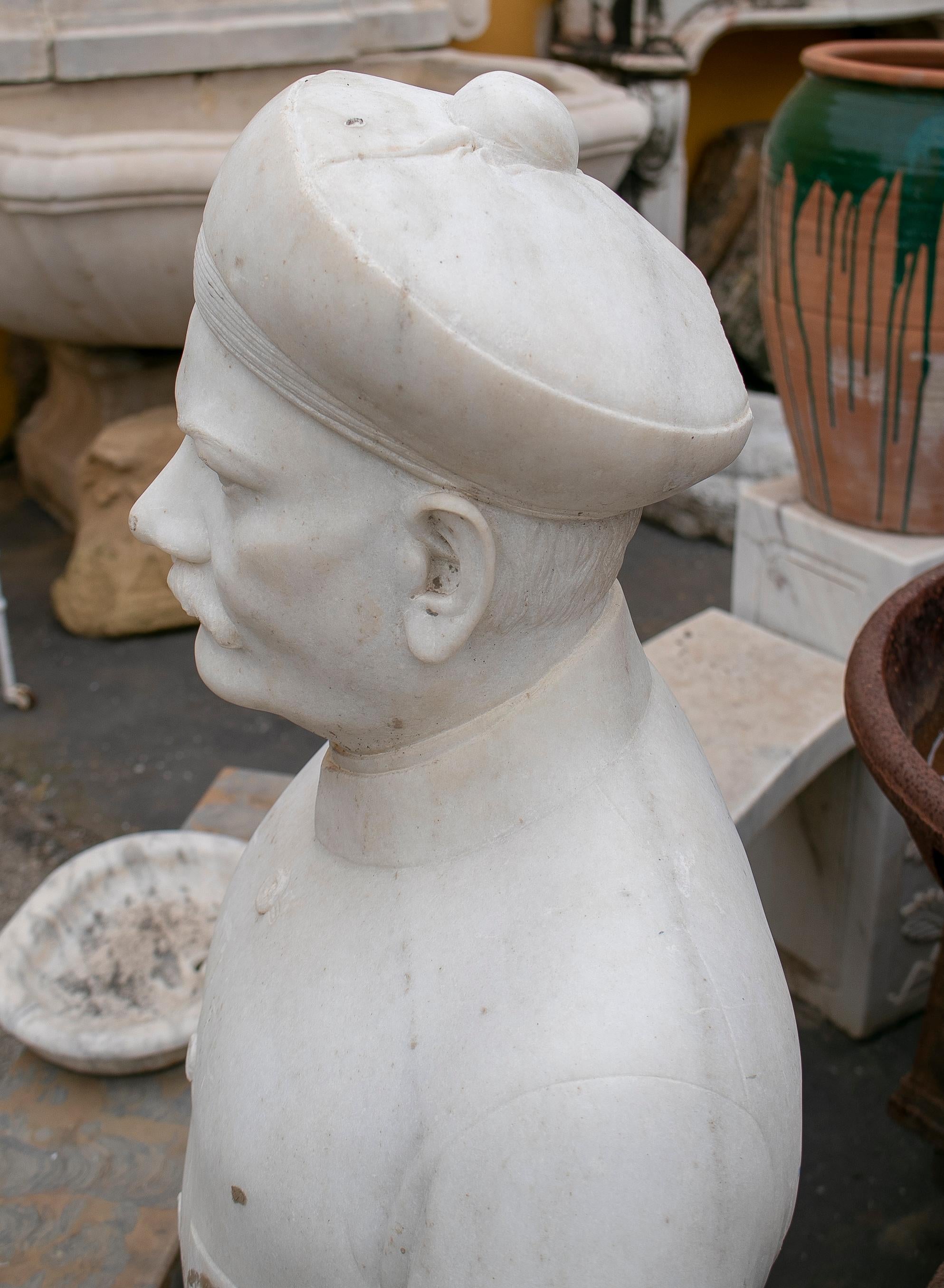 Buste d'un noble en marbre blanc indien des années 1950 avec chapeau Bon état - En vente à Marbella, ES
