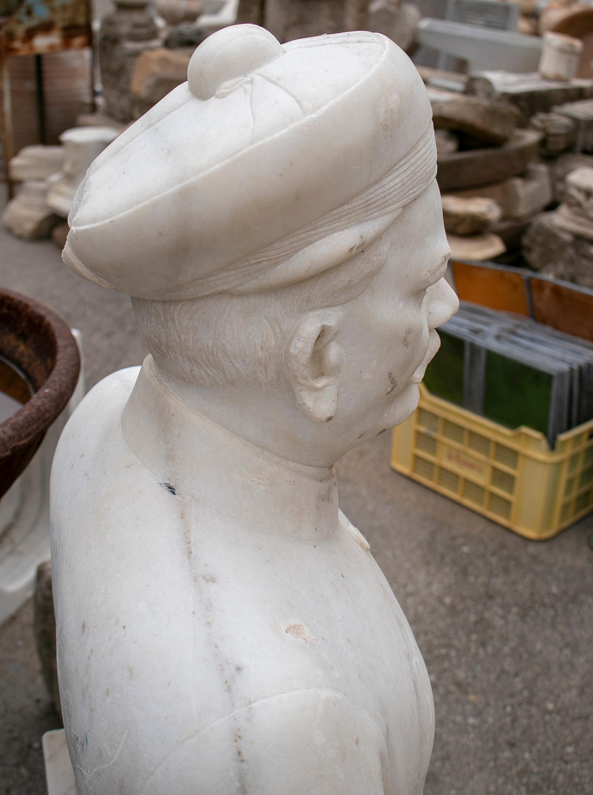 20ième siècle Buste d'un noble en marbre blanc indien des années 1950 avec chapeau en vente