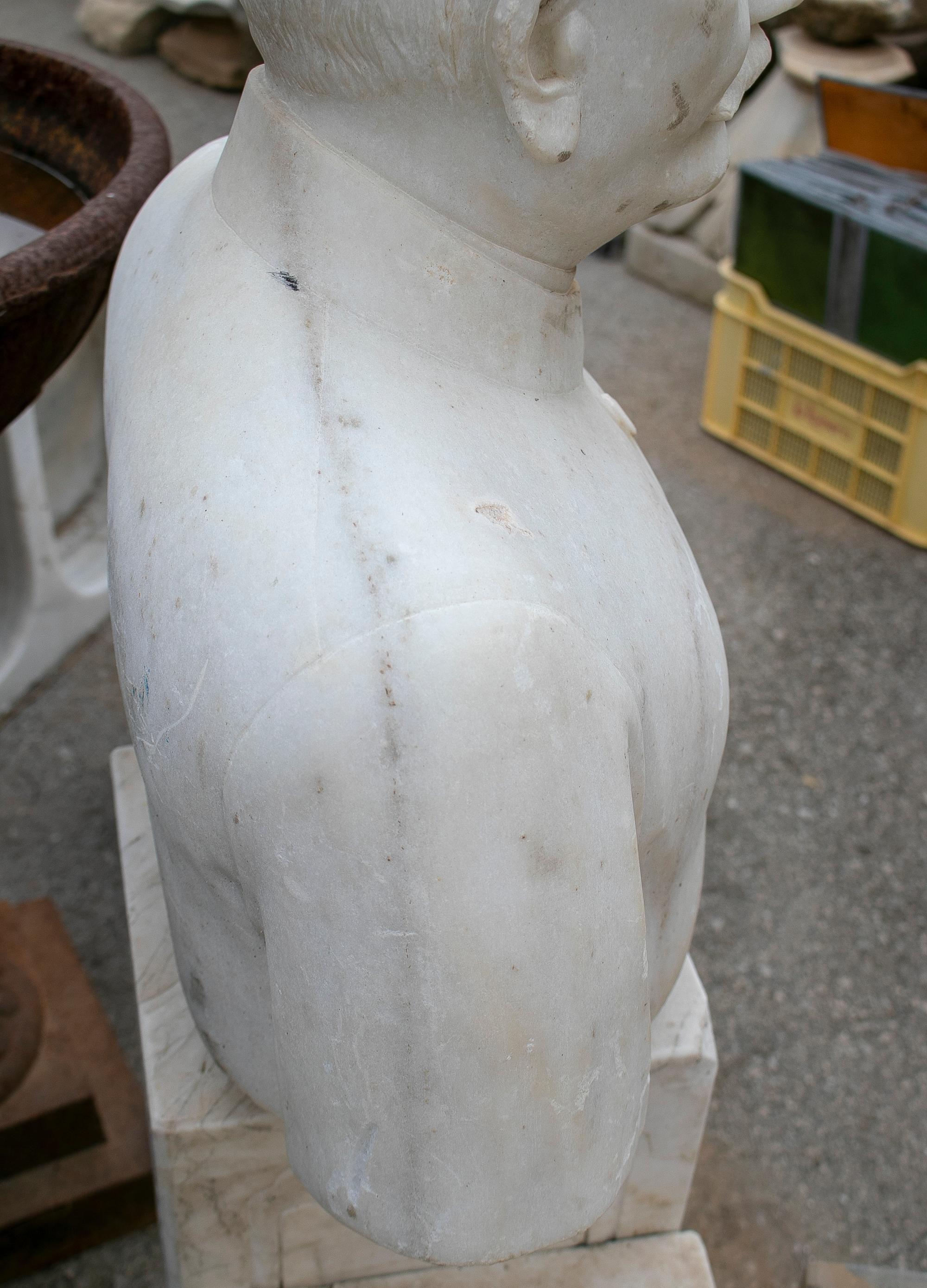 Marbre Buste d'un noble en marbre blanc indien des années 1950 avec chapeau en vente