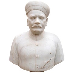Buste en marbre blanc indien des années 1950 représentant un noble avec chapeau