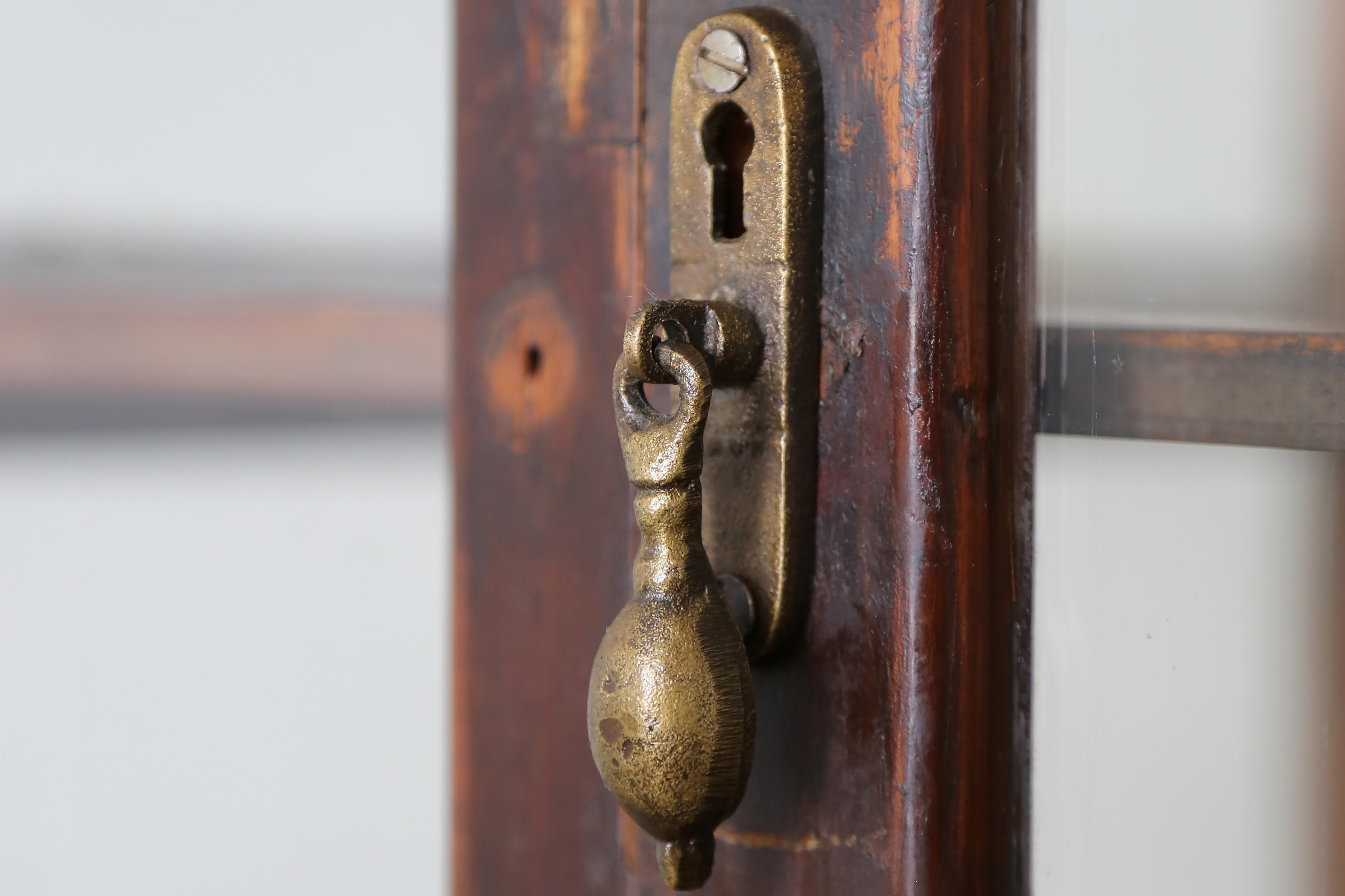 1950 Indonesiano solido birmano Teak Negozio Vetrina bar in vendita 4