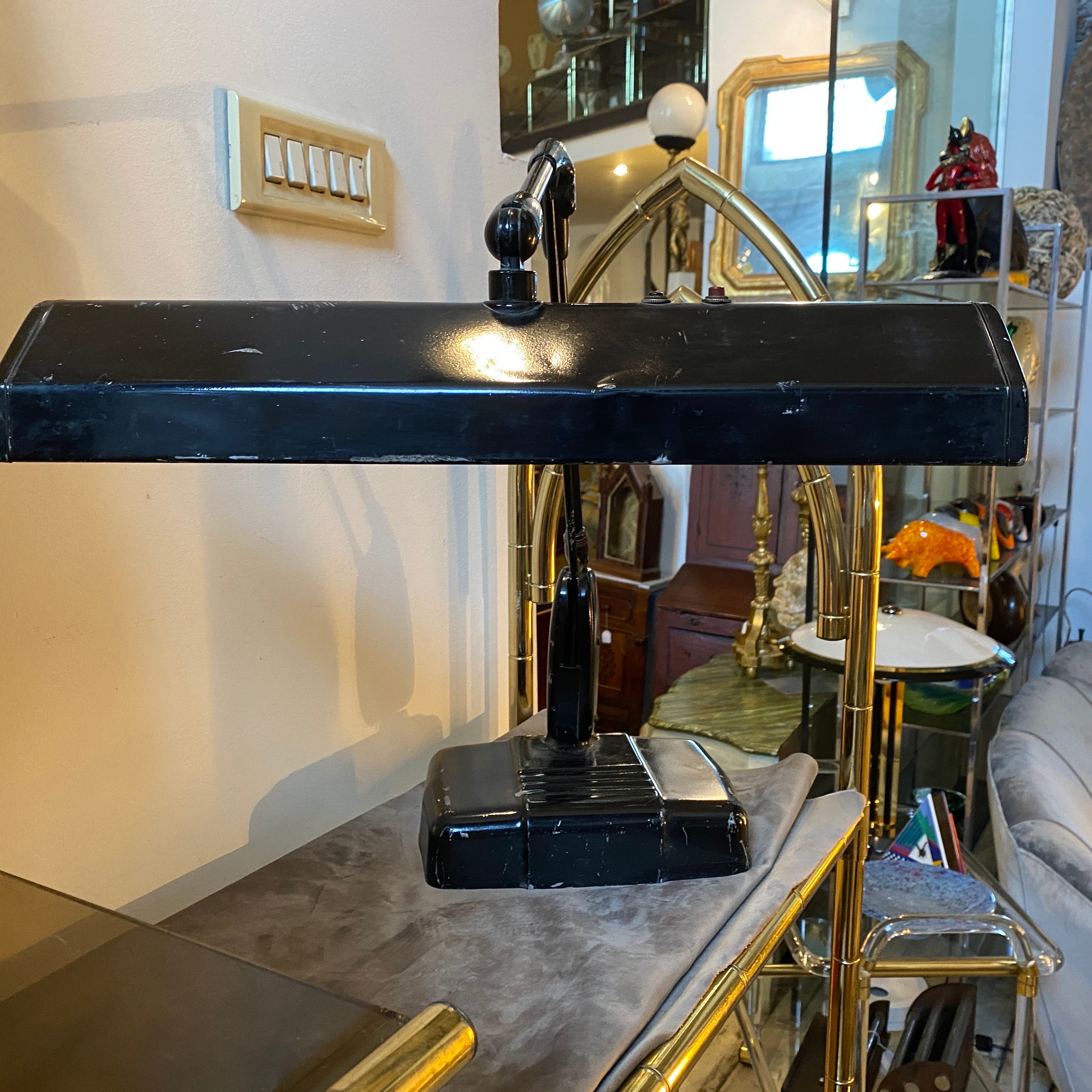 Ein Dazor schwebende Halterung Metall industriellen Schreibtischlampe Nummer 2324, in den ursprünglichen Bedingungen. Konsistente Gebrauchs- und Altersspuren, die auf den Fotos sichtbar sind.
THIS Table Lamp von Dazor ist ein zeitloses Stück