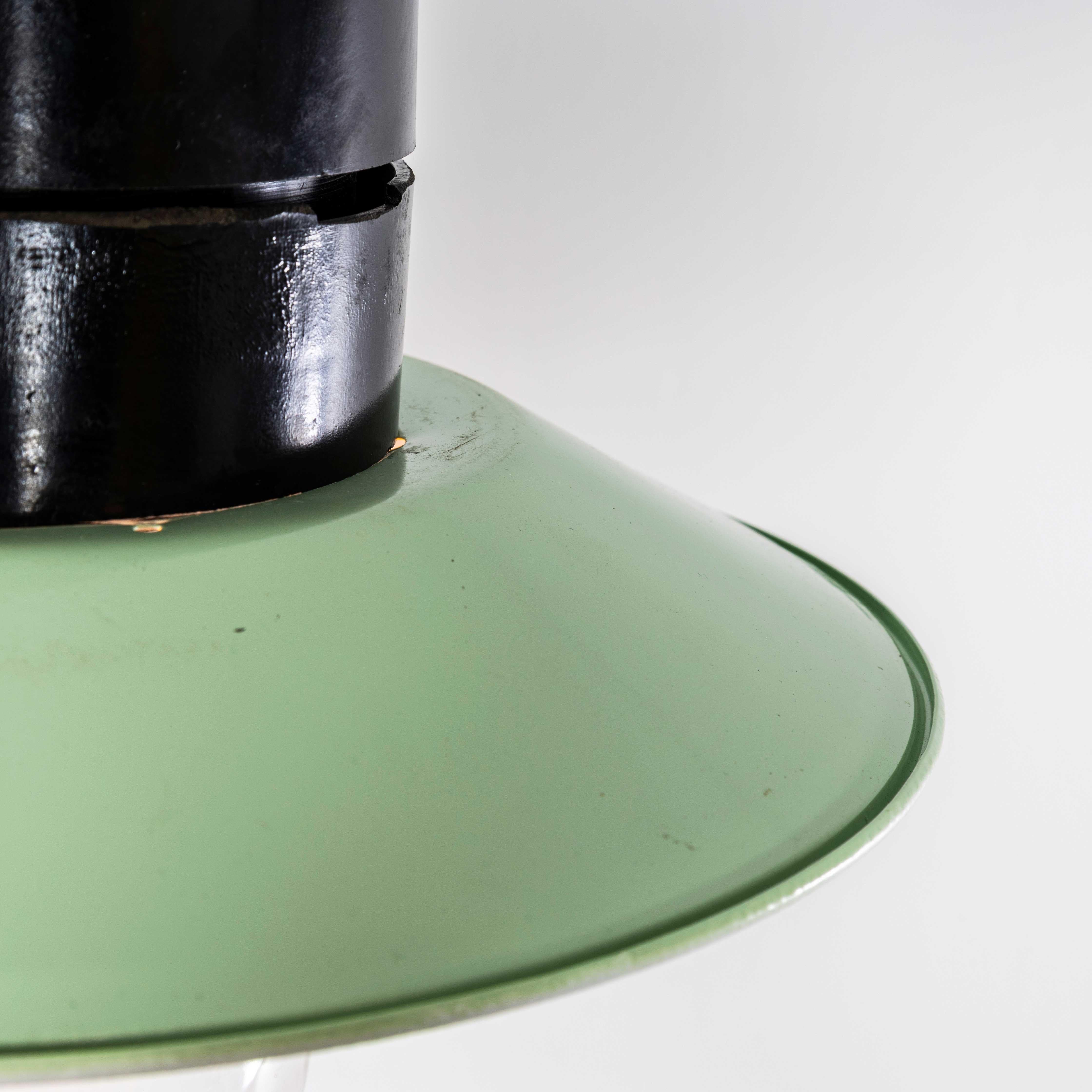 Lampade a sospensione industriali in bachelite degli anni '50 in vendita 4