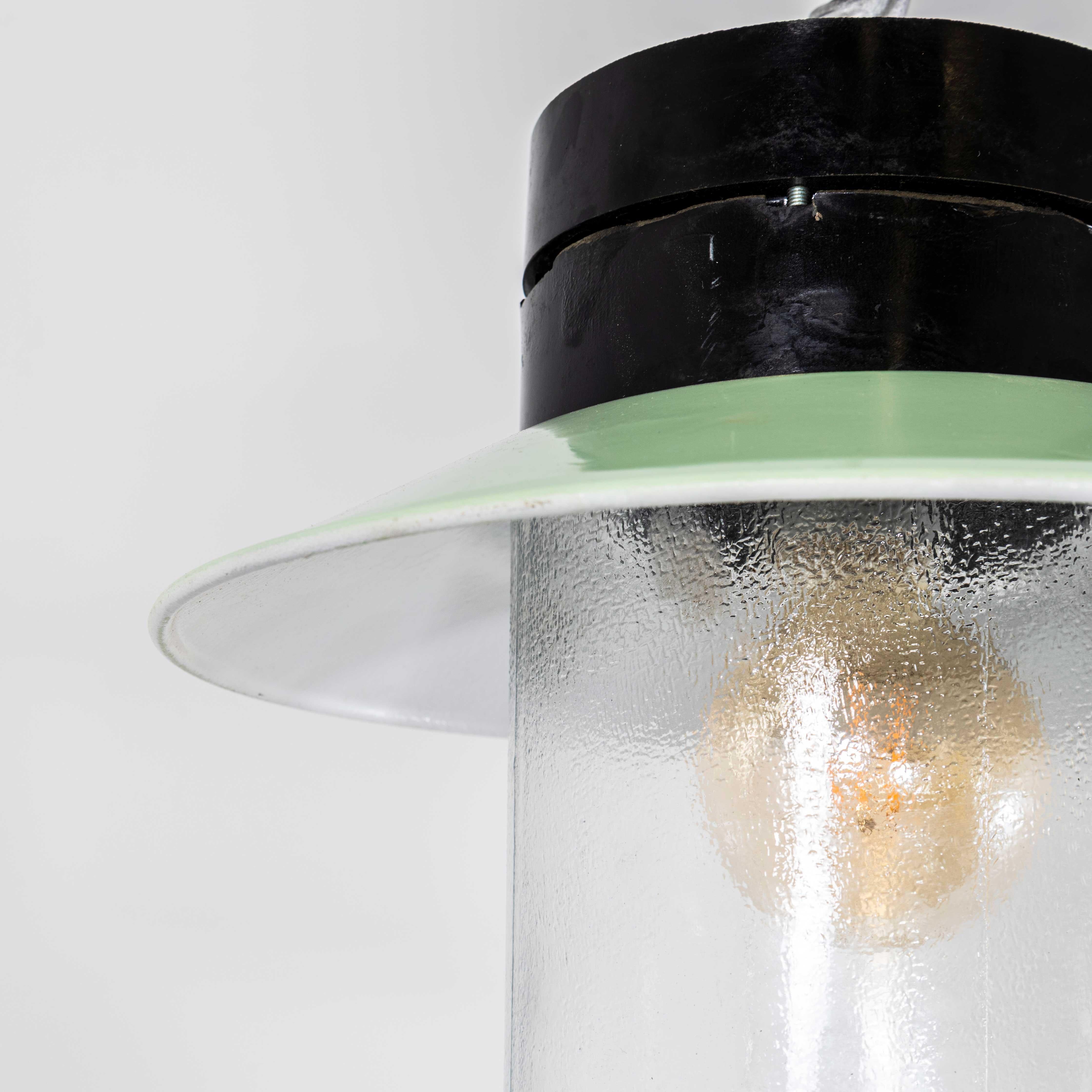 Lampade a sospensione industriali in bachelite degli anni '50 in vendita 4
