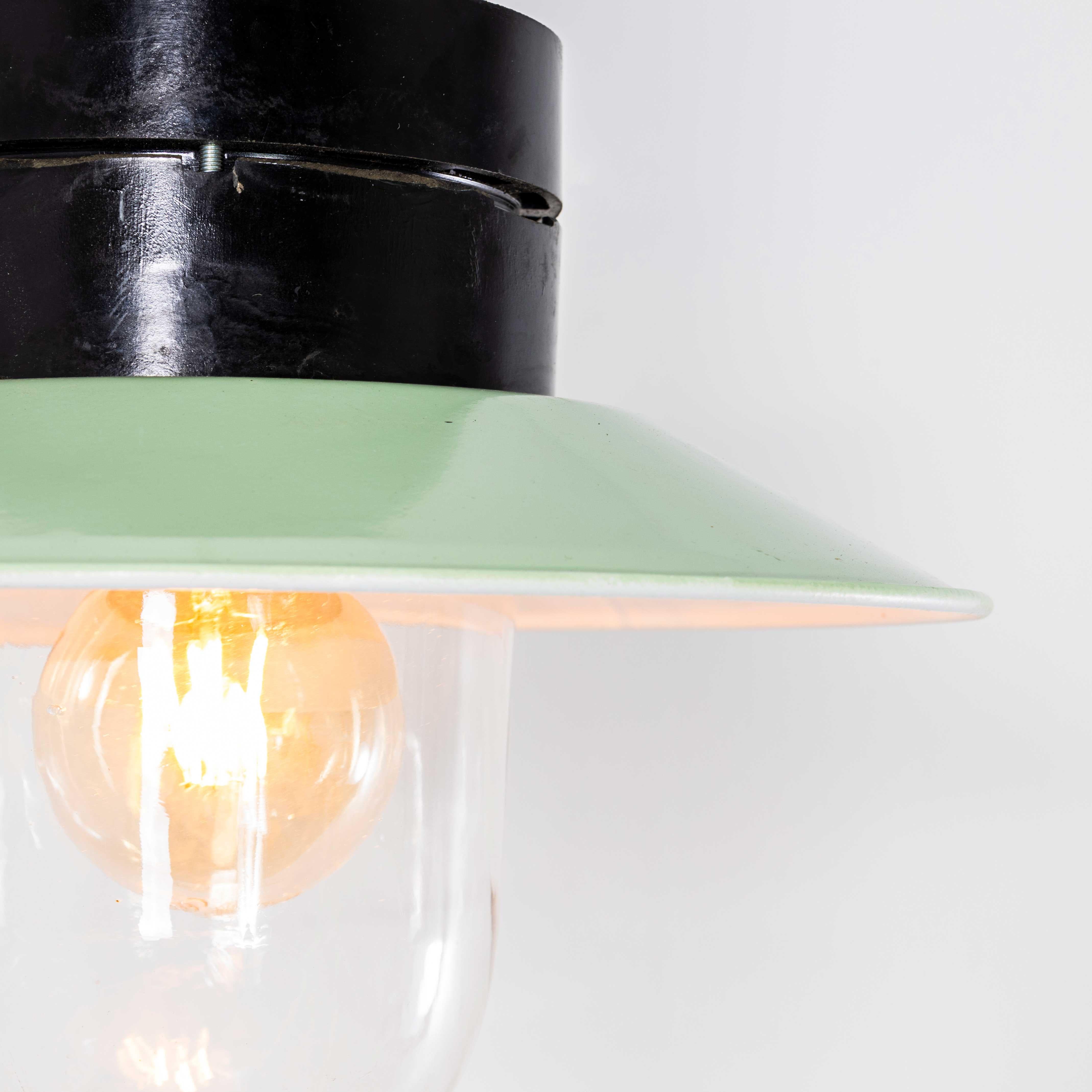 Metà XX secolo Lampade a sospensione industriali in bachelite degli anni '50 in vendita