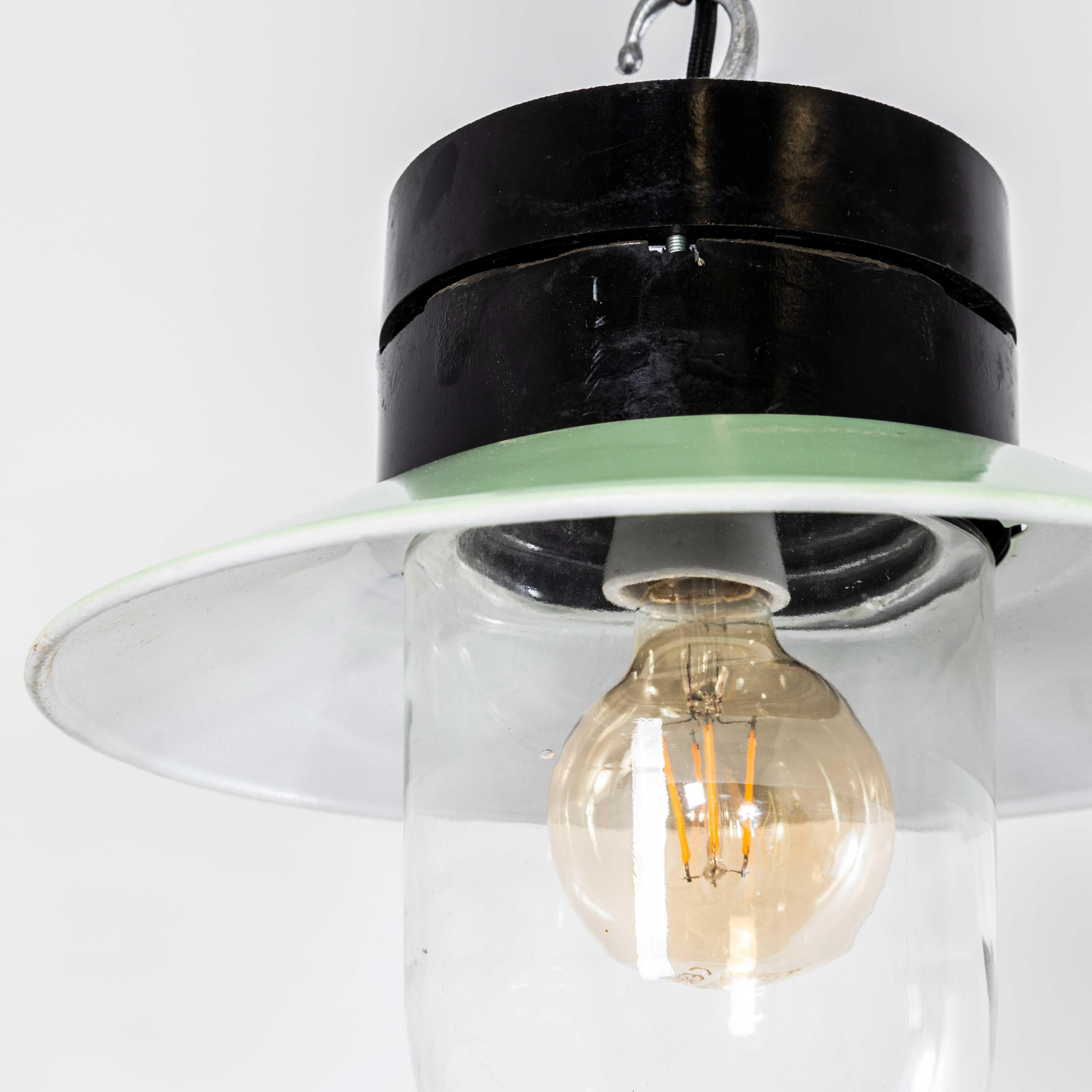 Lampade a sospensione industriali in bachelite degli anni '50 in vendita 1