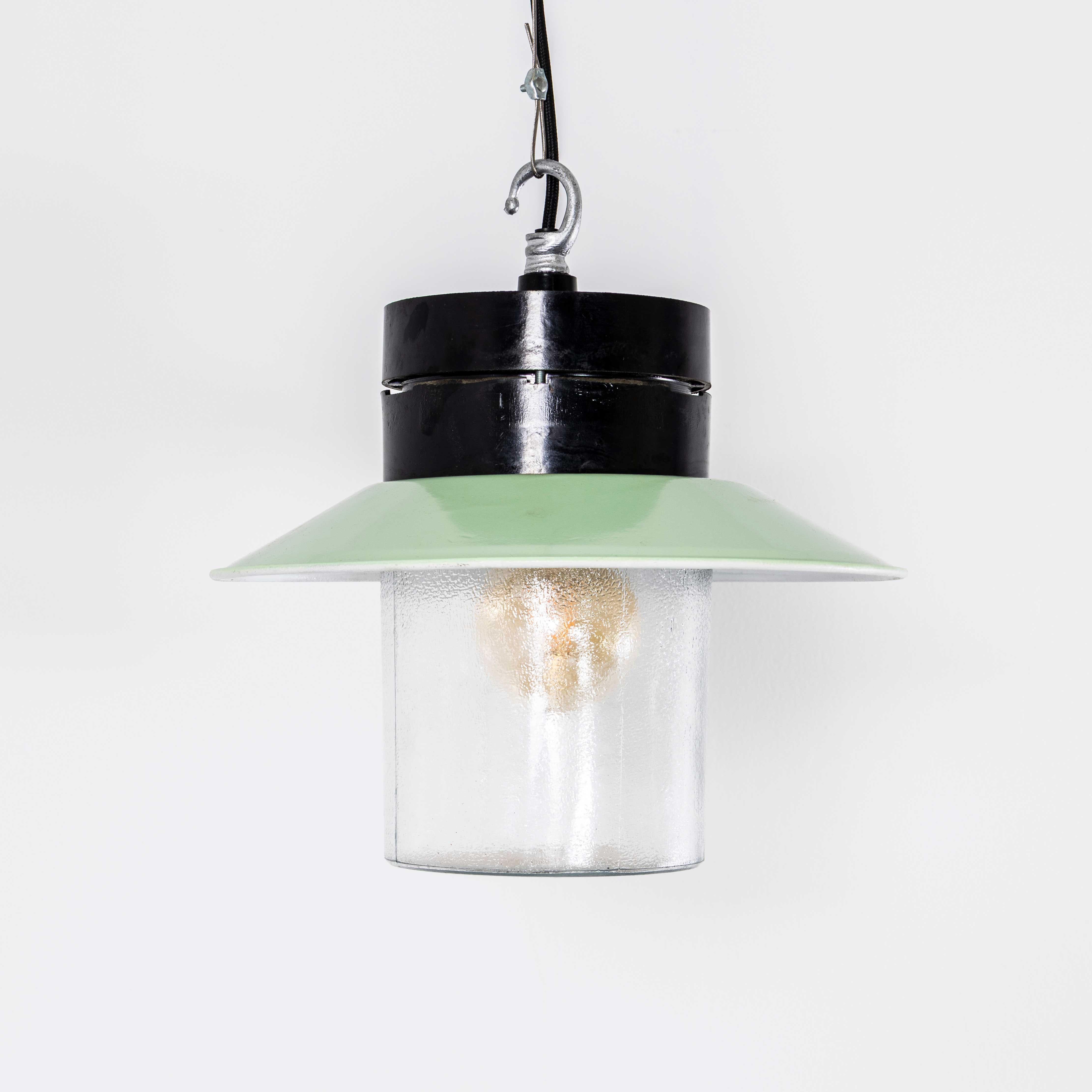 Lampade a sospensione industriali in bachelite degli anni '50 in vendita 1