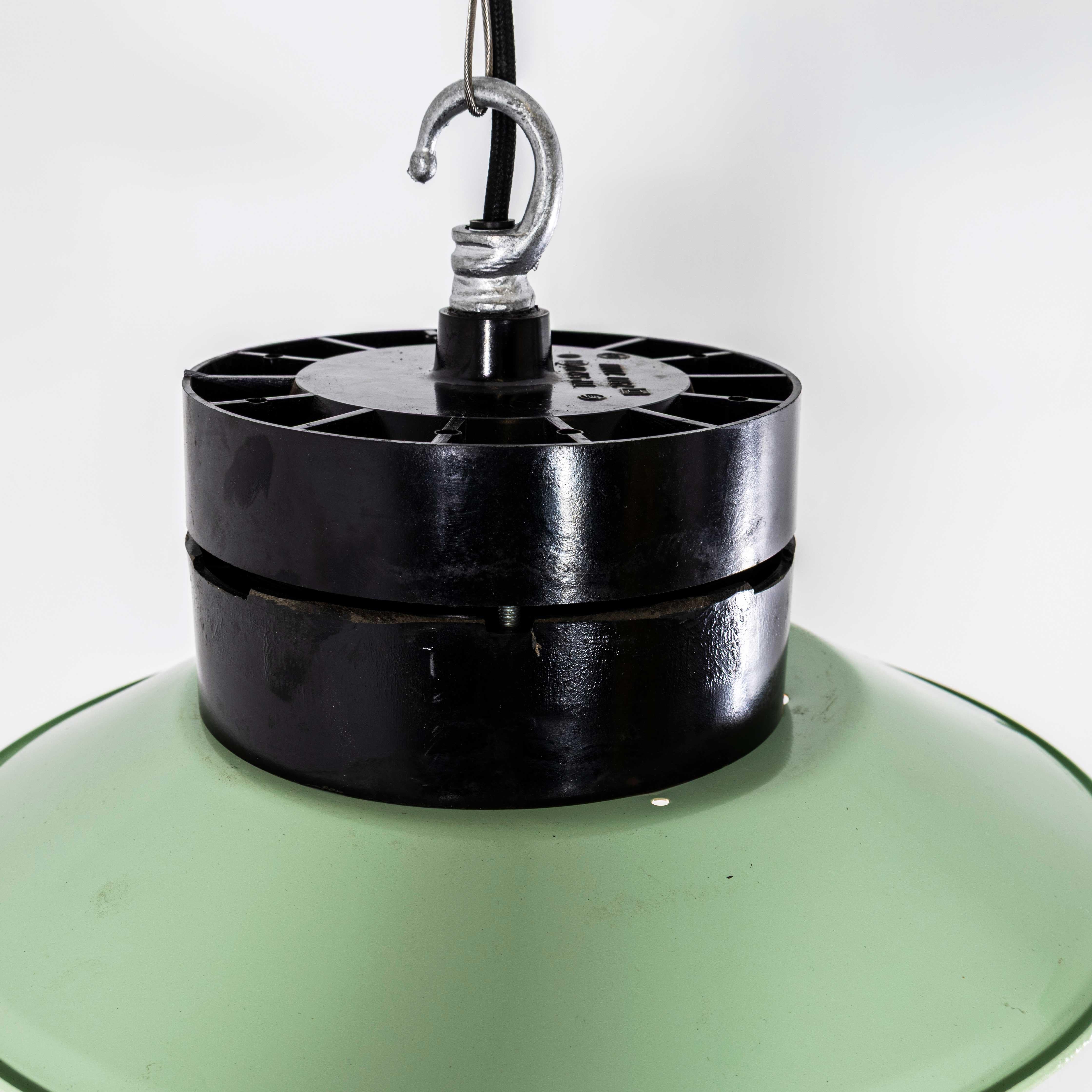 Lampade a sospensione industriali in bachelite degli anni '50 in vendita 2