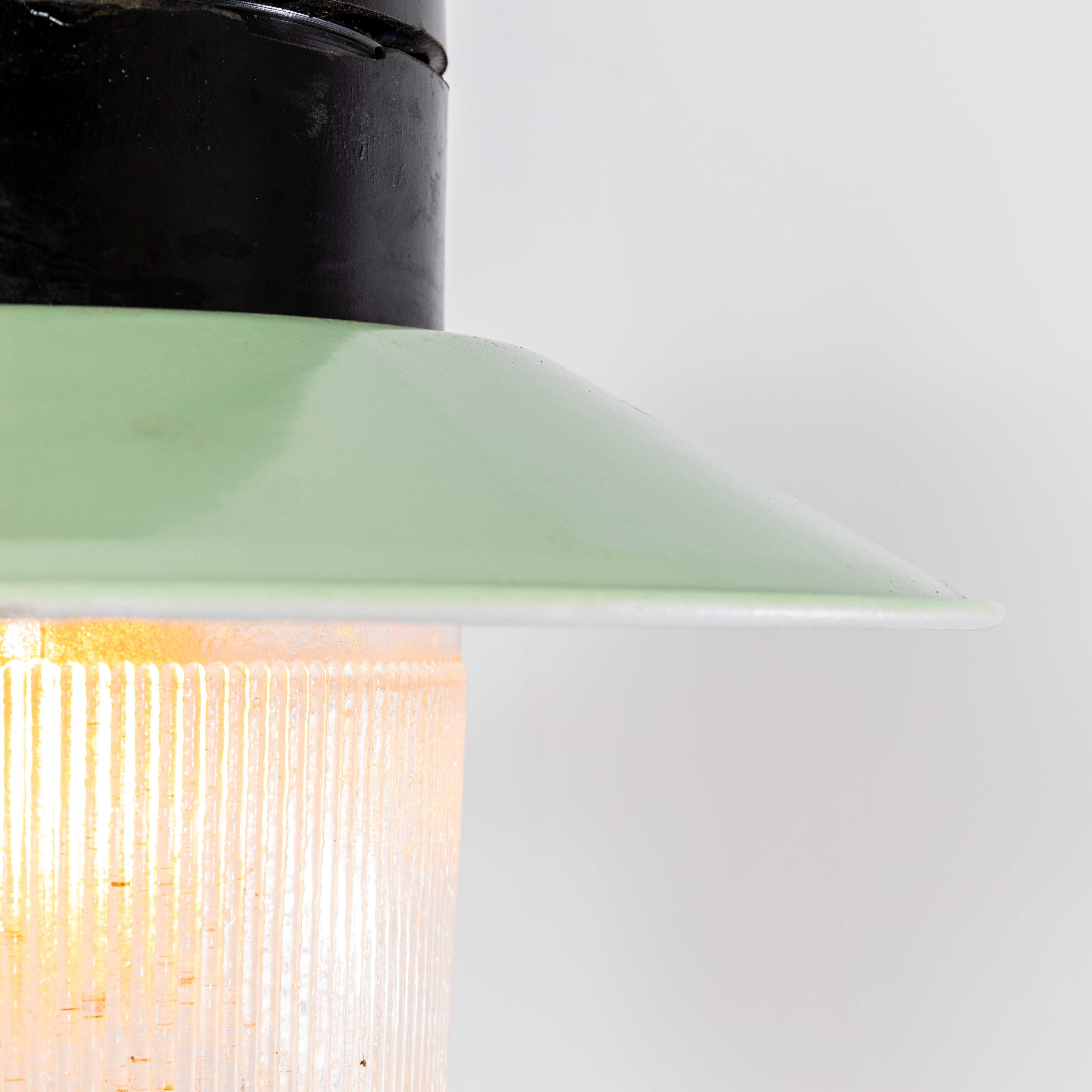 Lampade a sospensione industriali in bachelite degli anni '50 in vendita 2