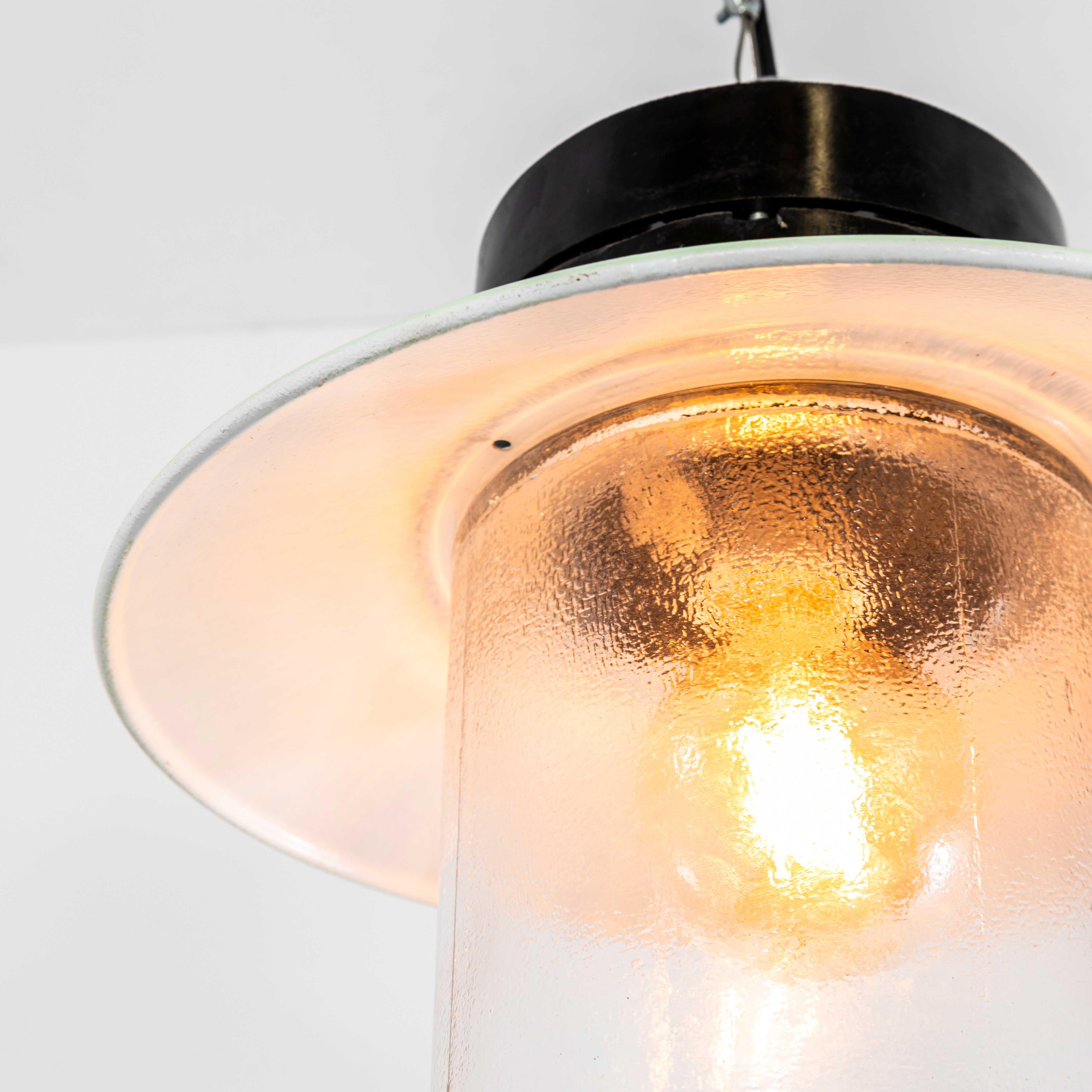 Lampade a sospensione industriali in bachelite degli anni '50 in vendita 2