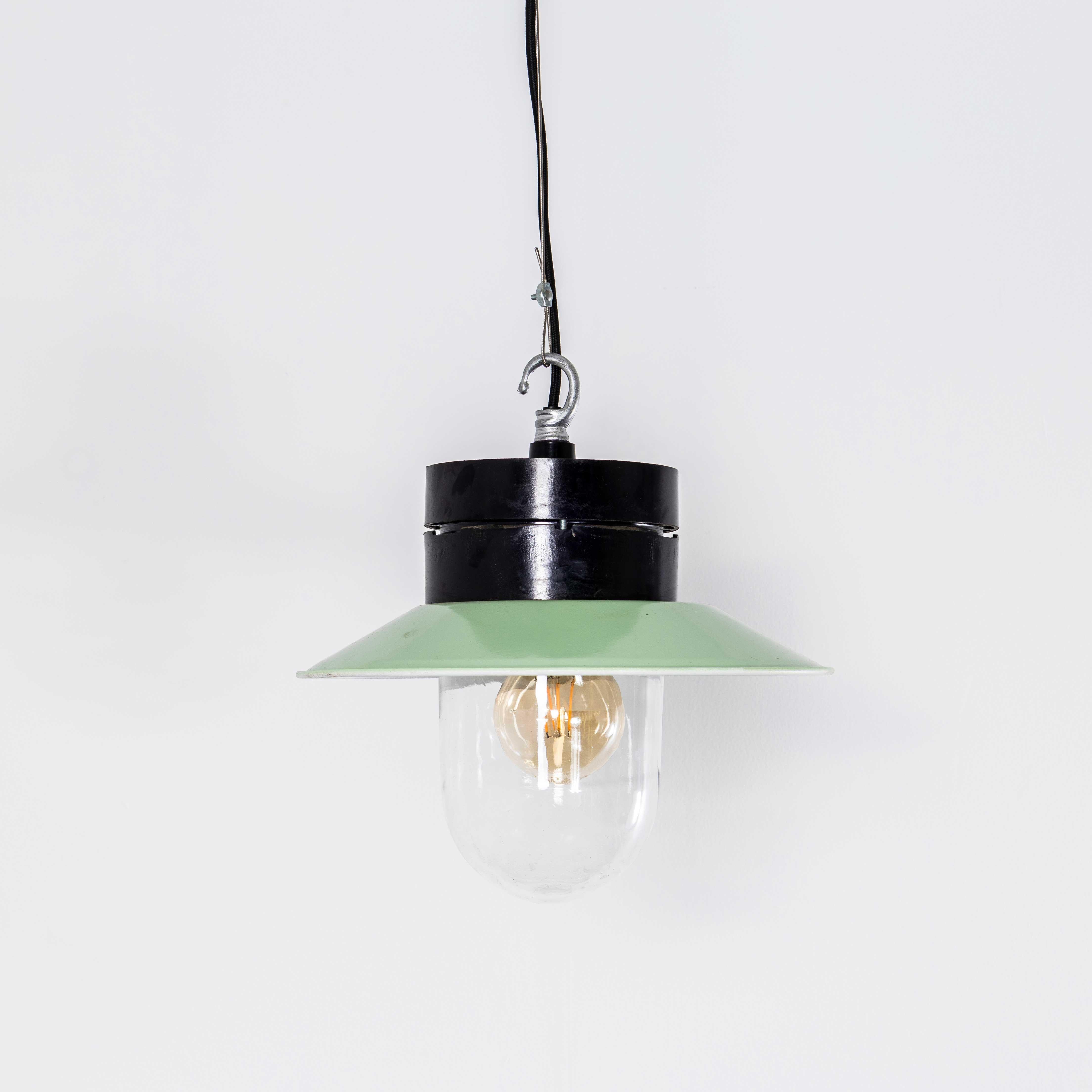 Lampade a sospensione industriali in bachelite degli anni '50 in vendita 3