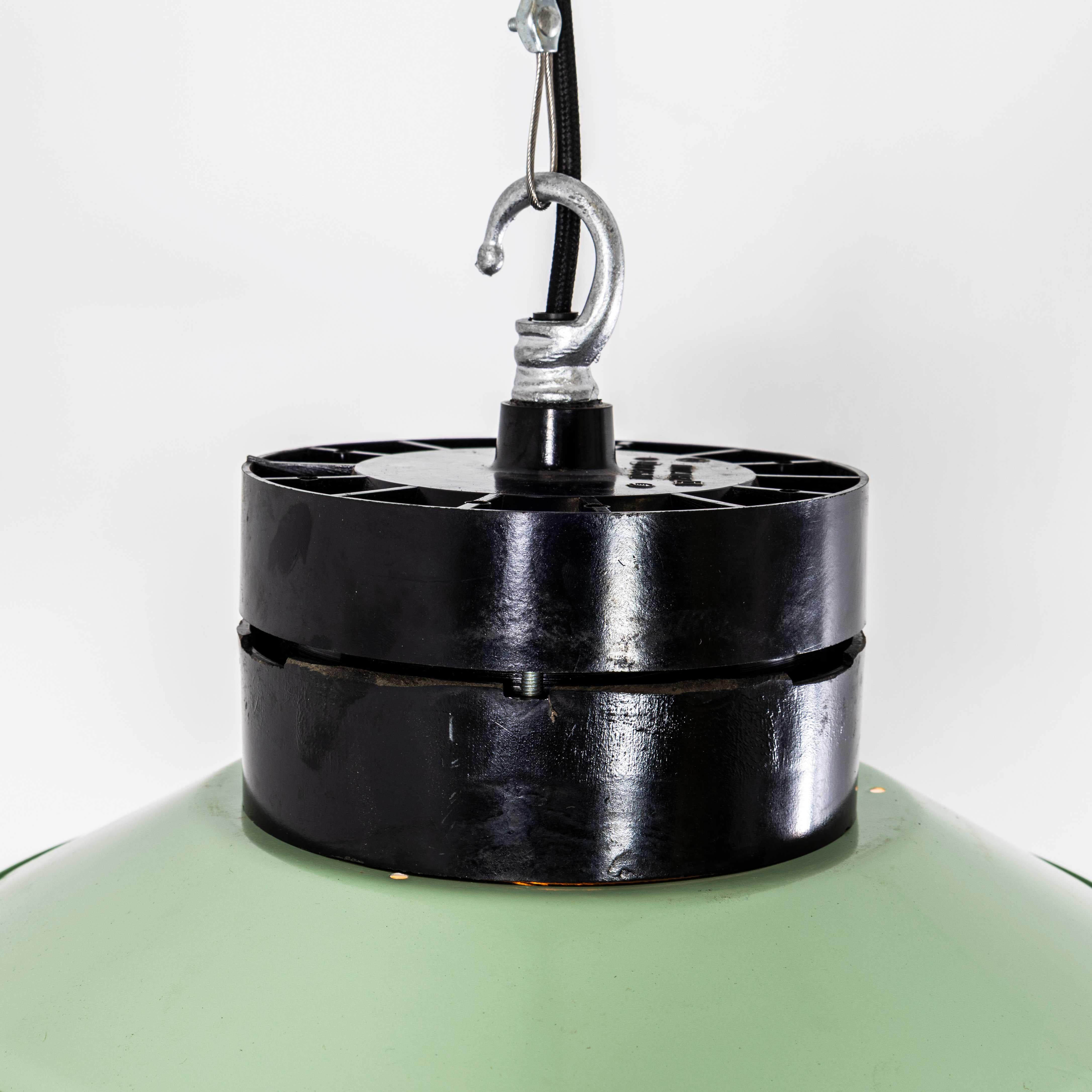 Lampade a sospensione industriali in bachelite degli anni '50 in vendita 3