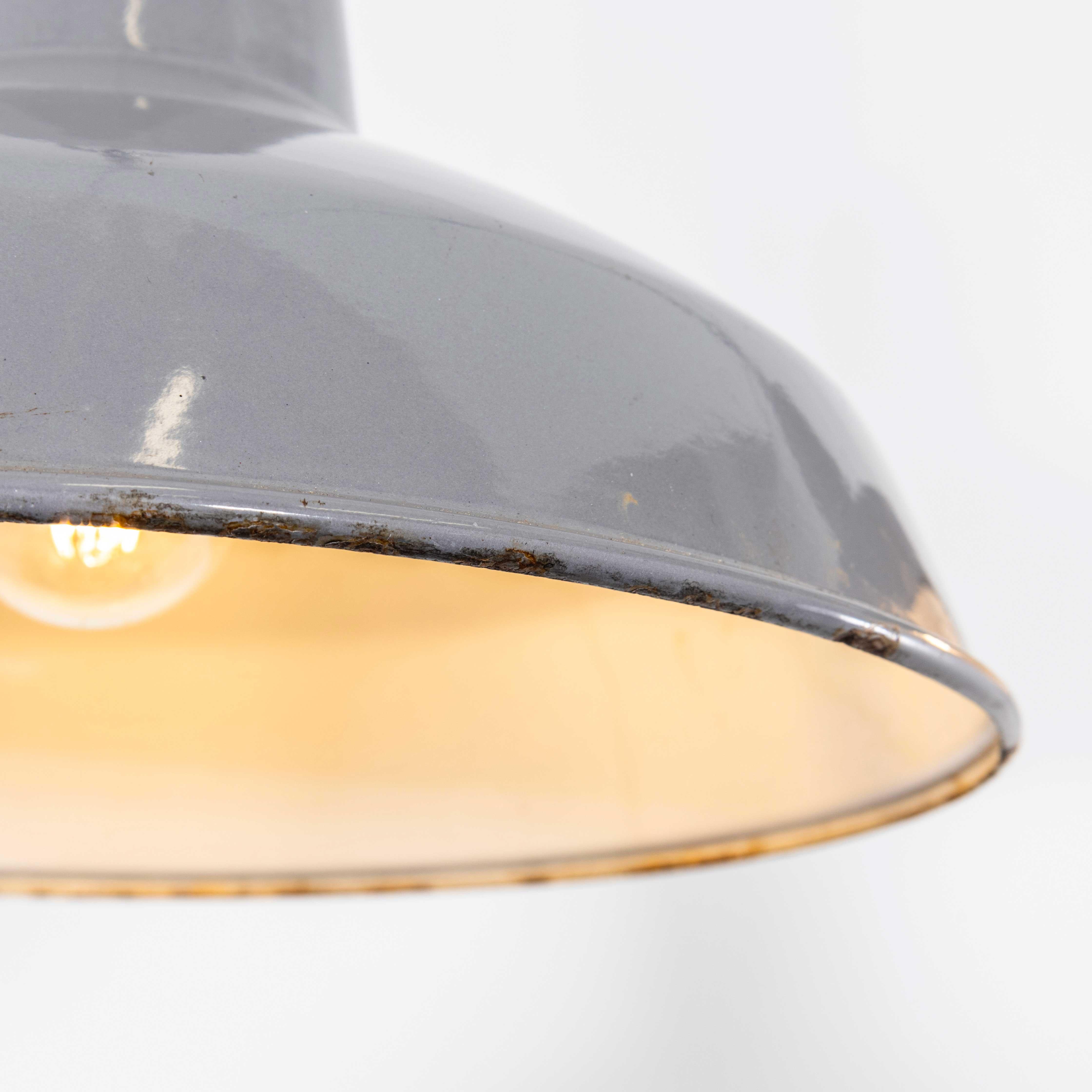 Milieu du XXe siècle Lampes pendantes industrielles Benjamin émaillées des années 1950 14 pouces - Paire en vente