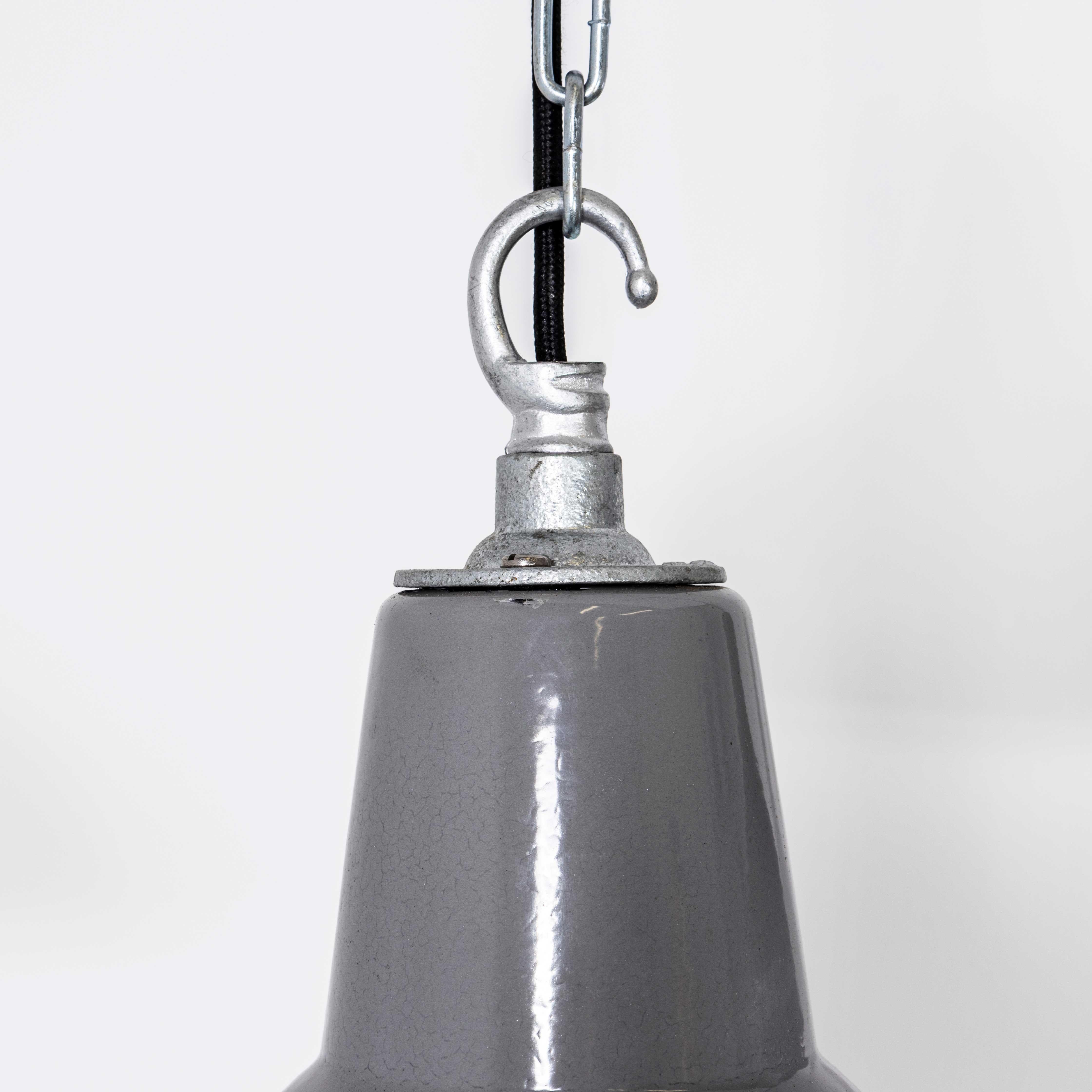 Acier Lampes pendantes industrielles Benjamin émaillées des années 1950 14 pouces - Paire en vente