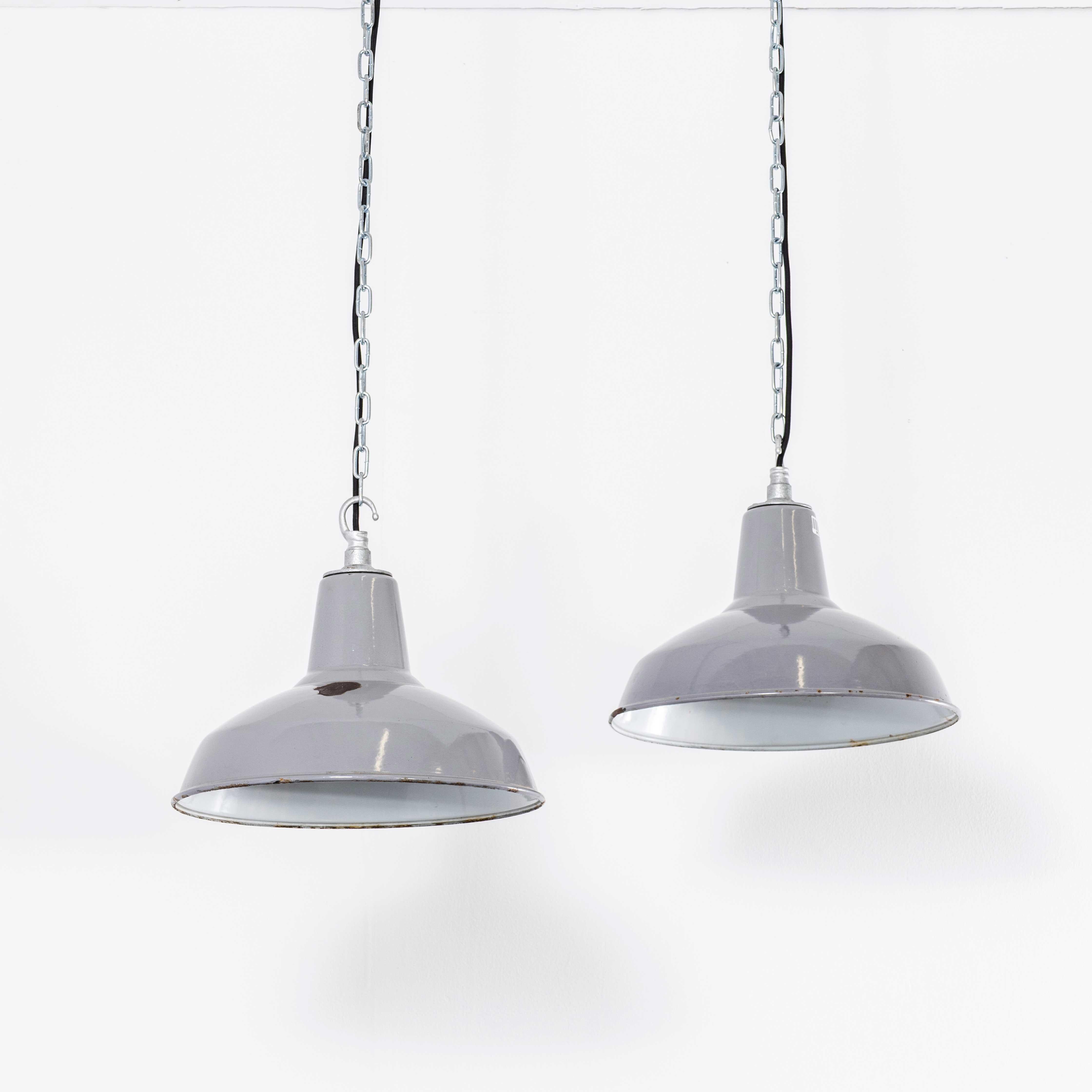 Lampes pendantes industrielles Benjamin émaillées des années 1950 14 pouces - Paire en vente 1