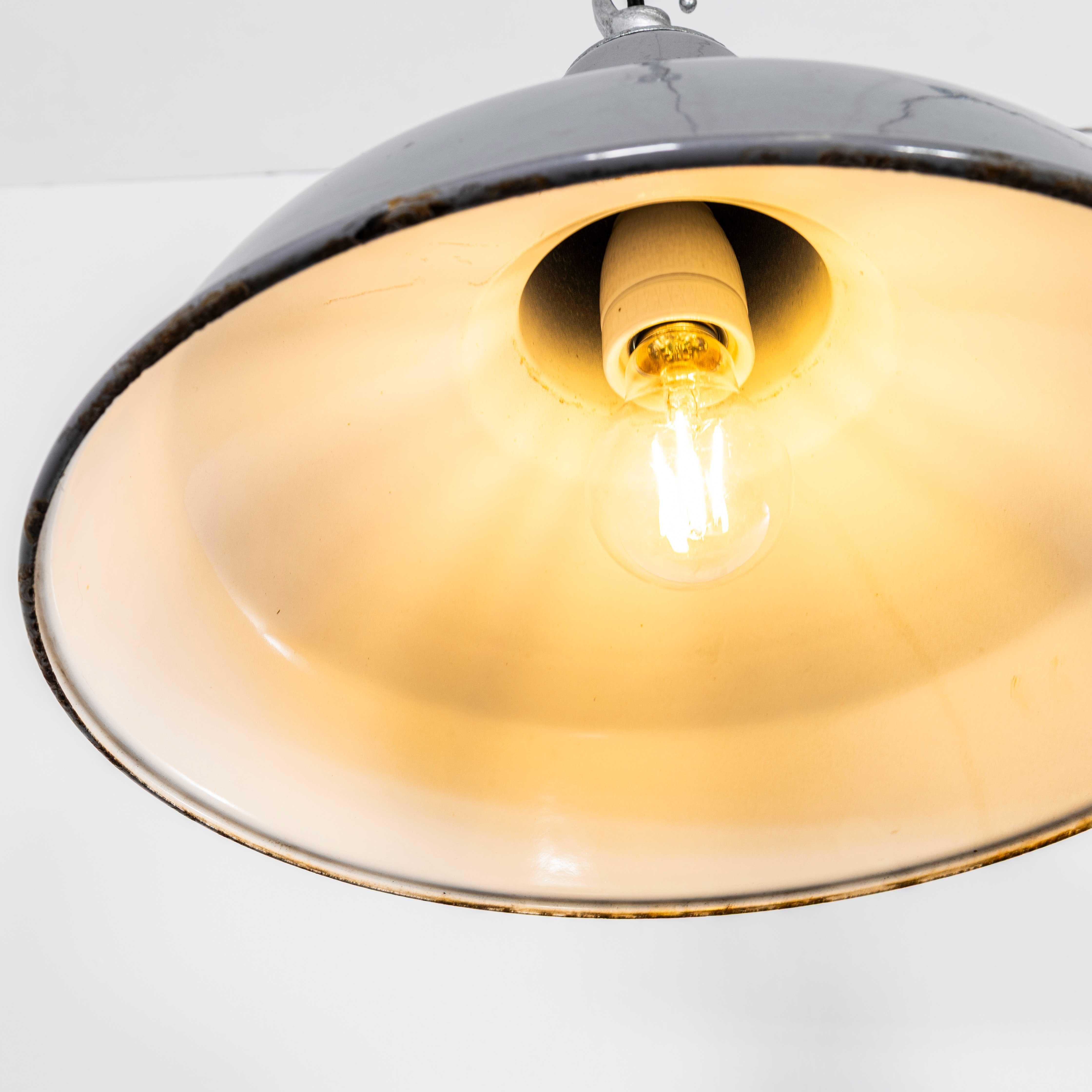Lampes pendantes industrielles Benjamin émaillées des années 1950 14 pouces - Paire en vente 2