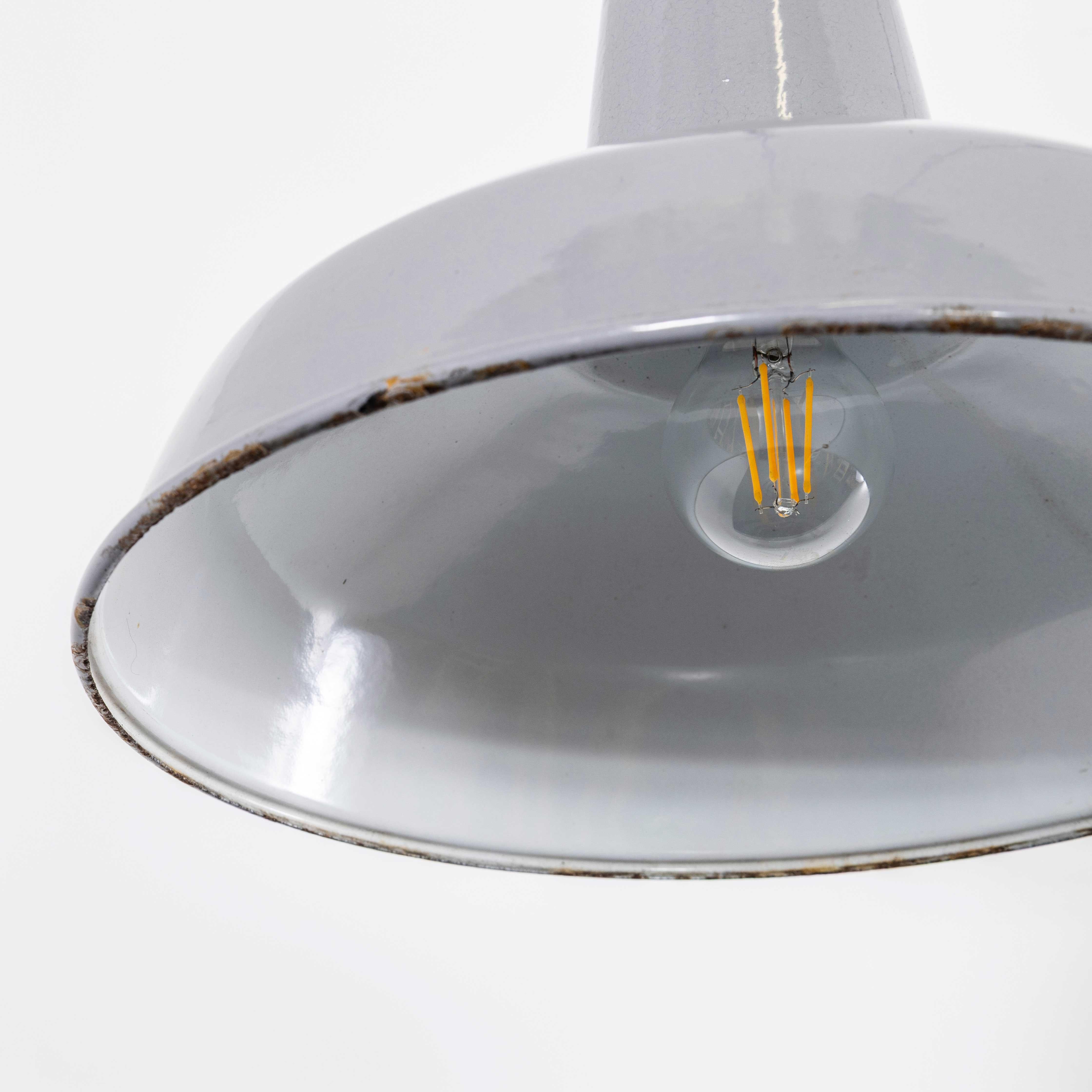 Lampes pendantes industrielles Benjamin émaillées des années 1950 14 pouces - Paire en vente 3