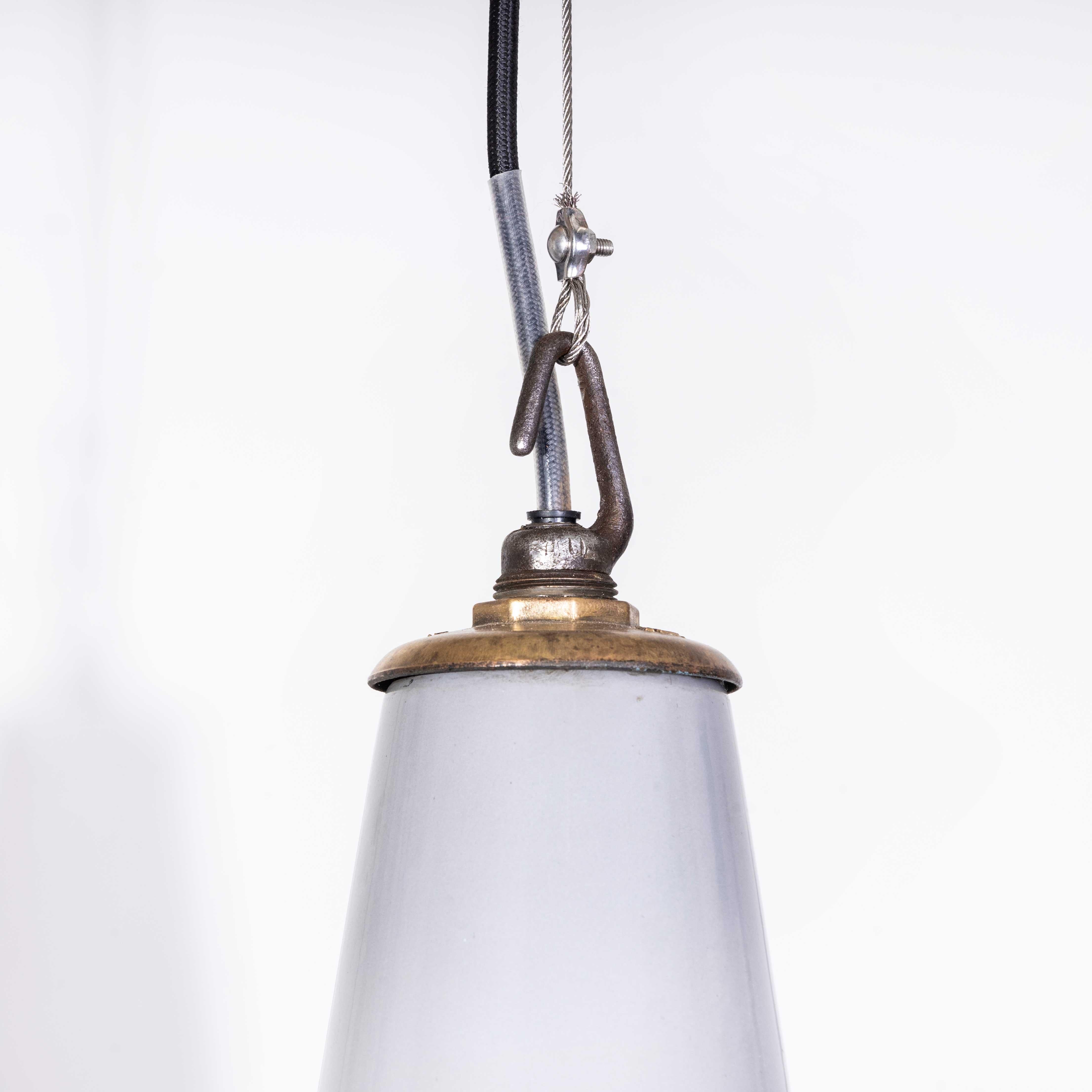 Lampade a sospensione industriali Benjamin degli anni '50, smaltate, da 16 pollici - Coppia in vendita 5
