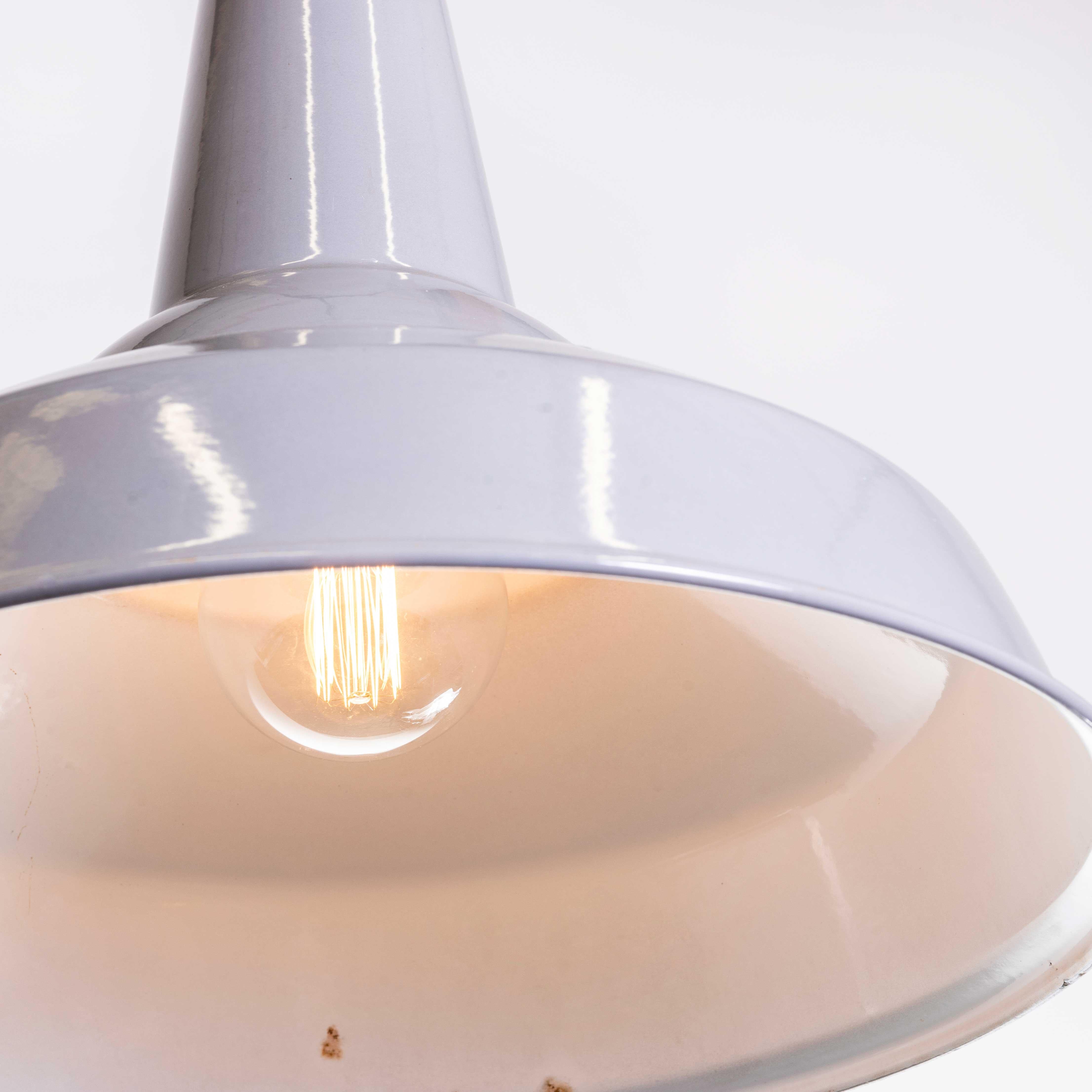 Lampade a sospensione industriali Benjamin degli anni '50, smaltate, da 16 pollici - Coppia in vendita 3