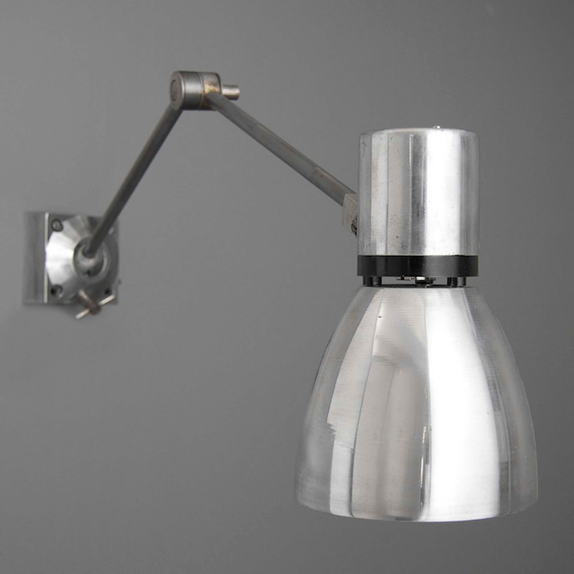 1950's Industrial Cantilever Wall Lamp — Mid-Century Factory Salvage Bon état - En vente à Leicester, Leicestershire